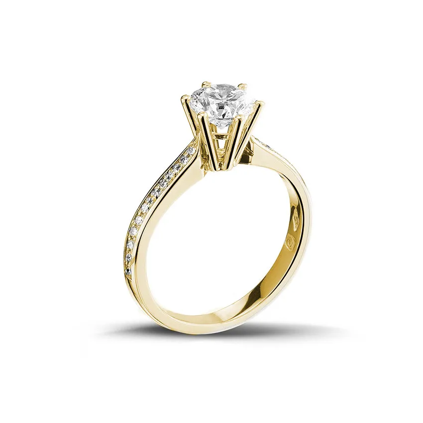 0.90 quilates anillo de oro amarillo de diamantes con diamantes en los lados 