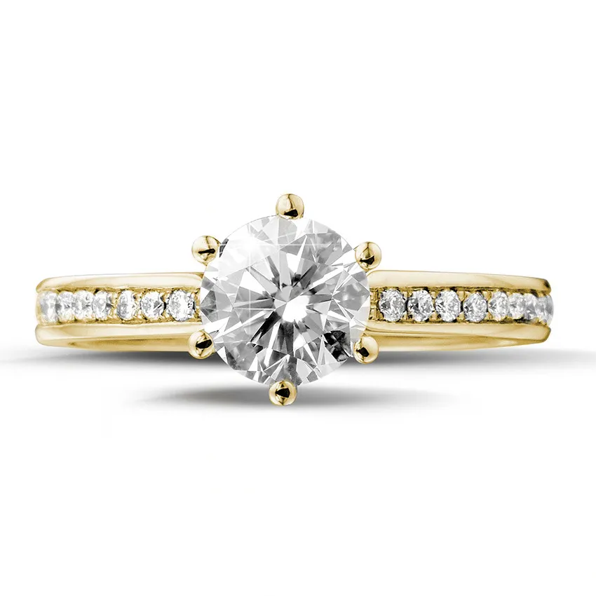 0.90 quilates anillo de oro amarillo de diamantes con diamantes en los lados 