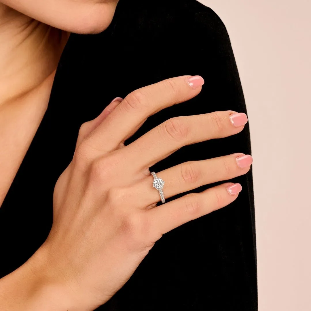 2.00 quilates anillo de platino de diamantes con diamantes en los lados 