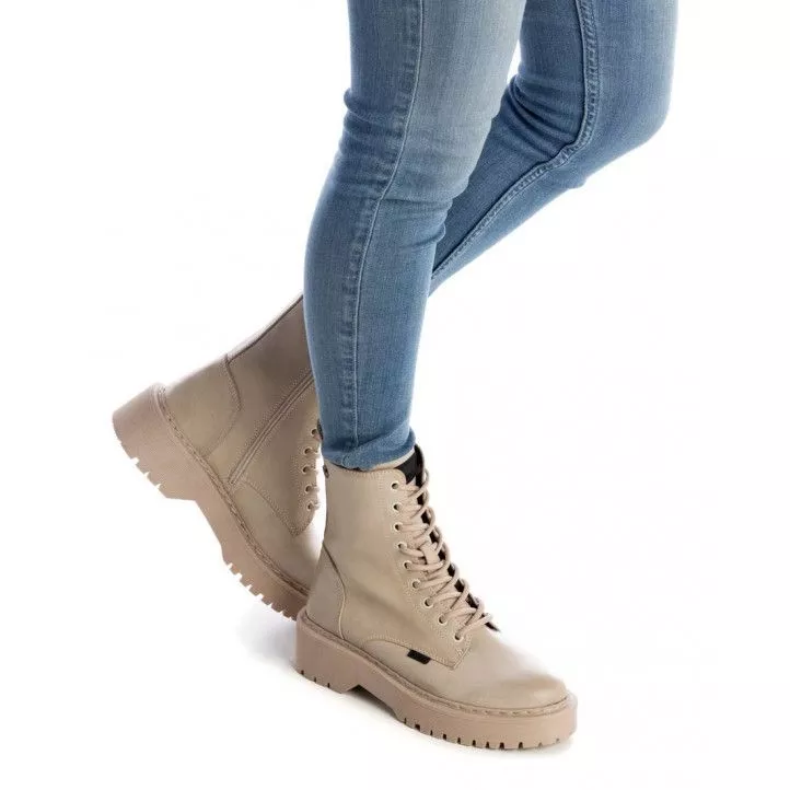 Botines planos Xti 043504 estilo militar con cremallera y cordones en beige