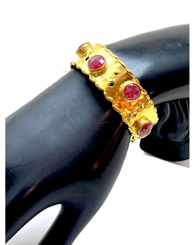 BRAZALETE DORADO BAÑADO EN ORO CON PIEDRA DRUSA FUCSIA MUY ELEGANTE