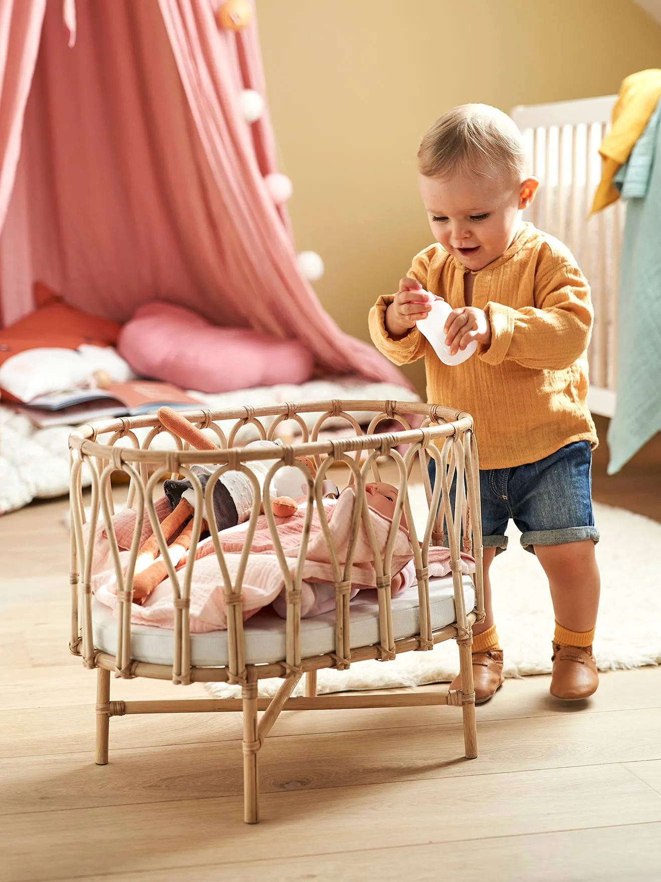 Cama de ratán para muñecas