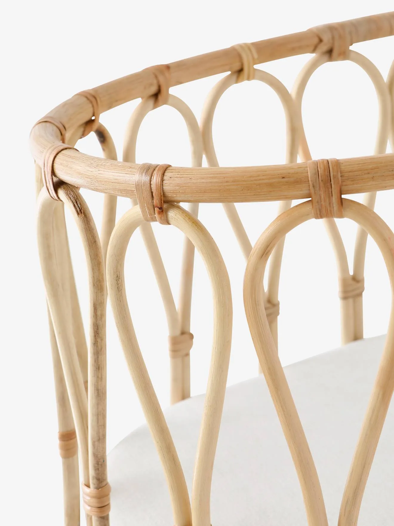 Cama de ratán para muñecas