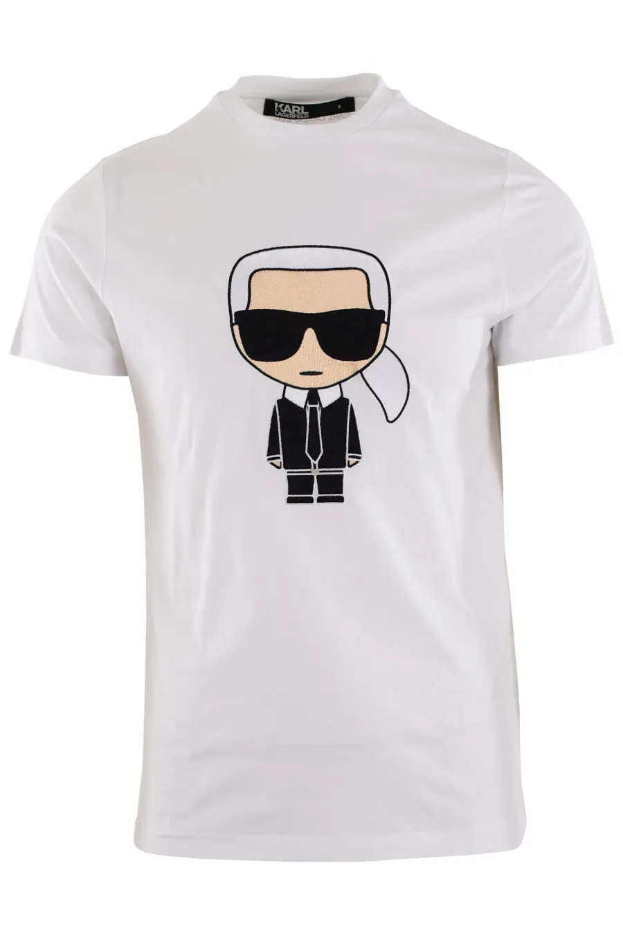 Camiseta blanca con logo grande bordado