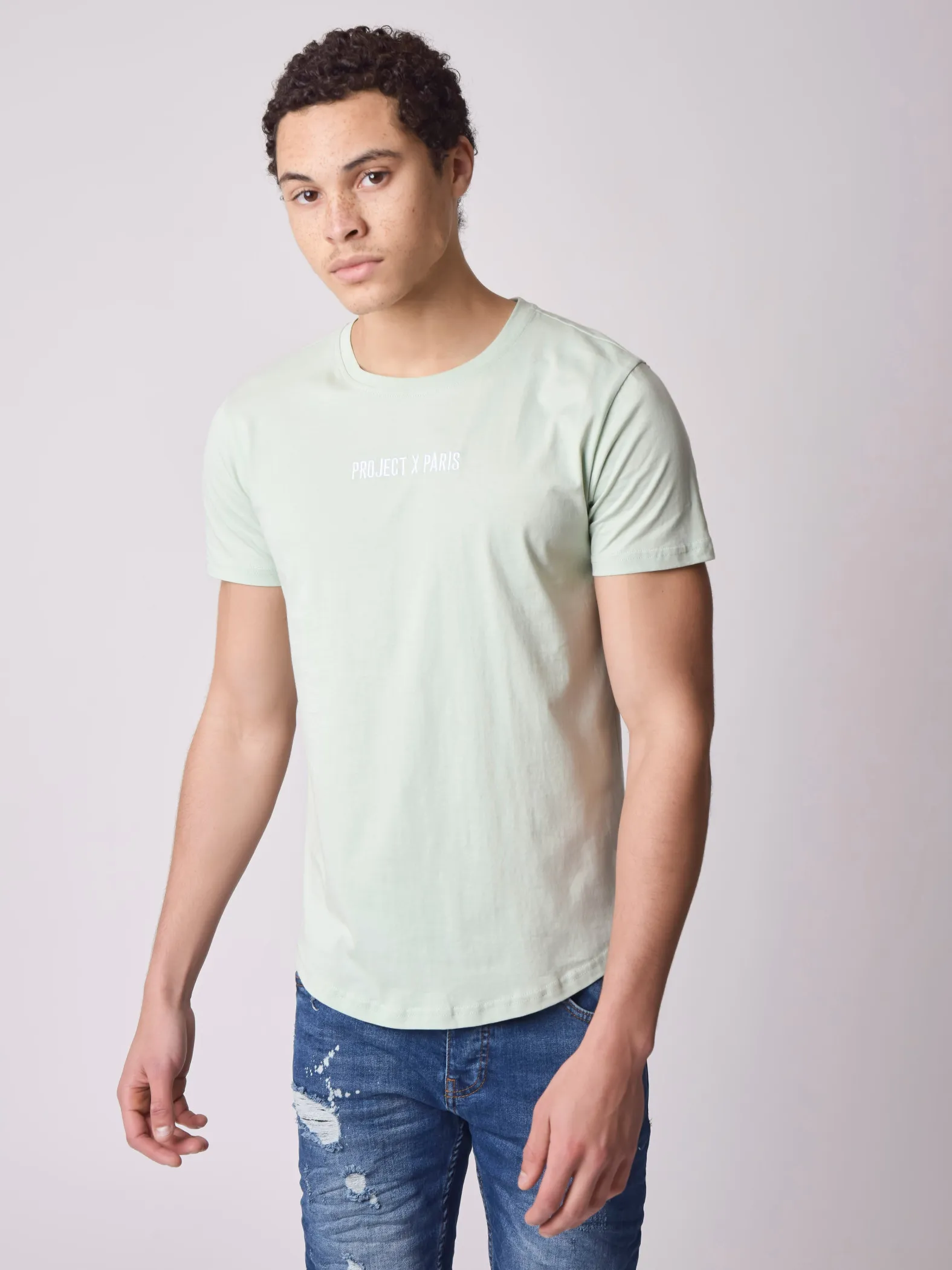 Camiseta básica con logotipo bordado