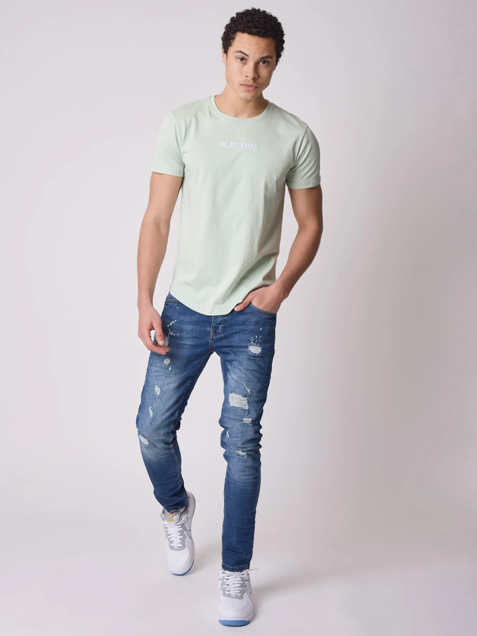 Camiseta básica con logotipo bordado