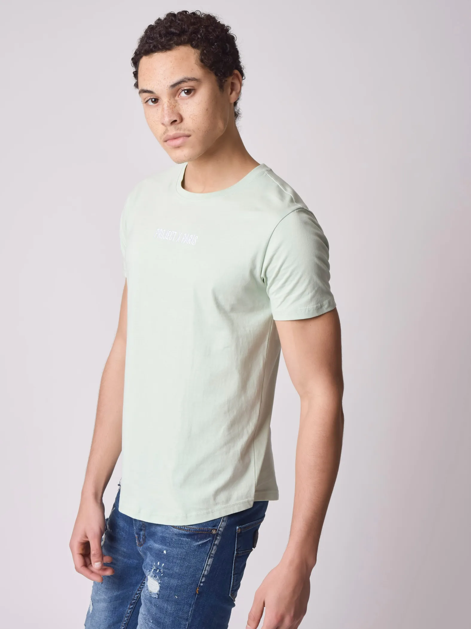 Camiseta básica con logotipo bordado
