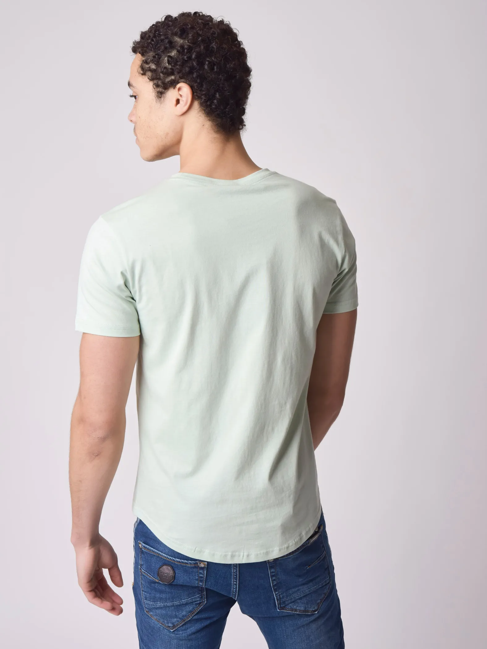 Camiseta básica con logotipo bordado