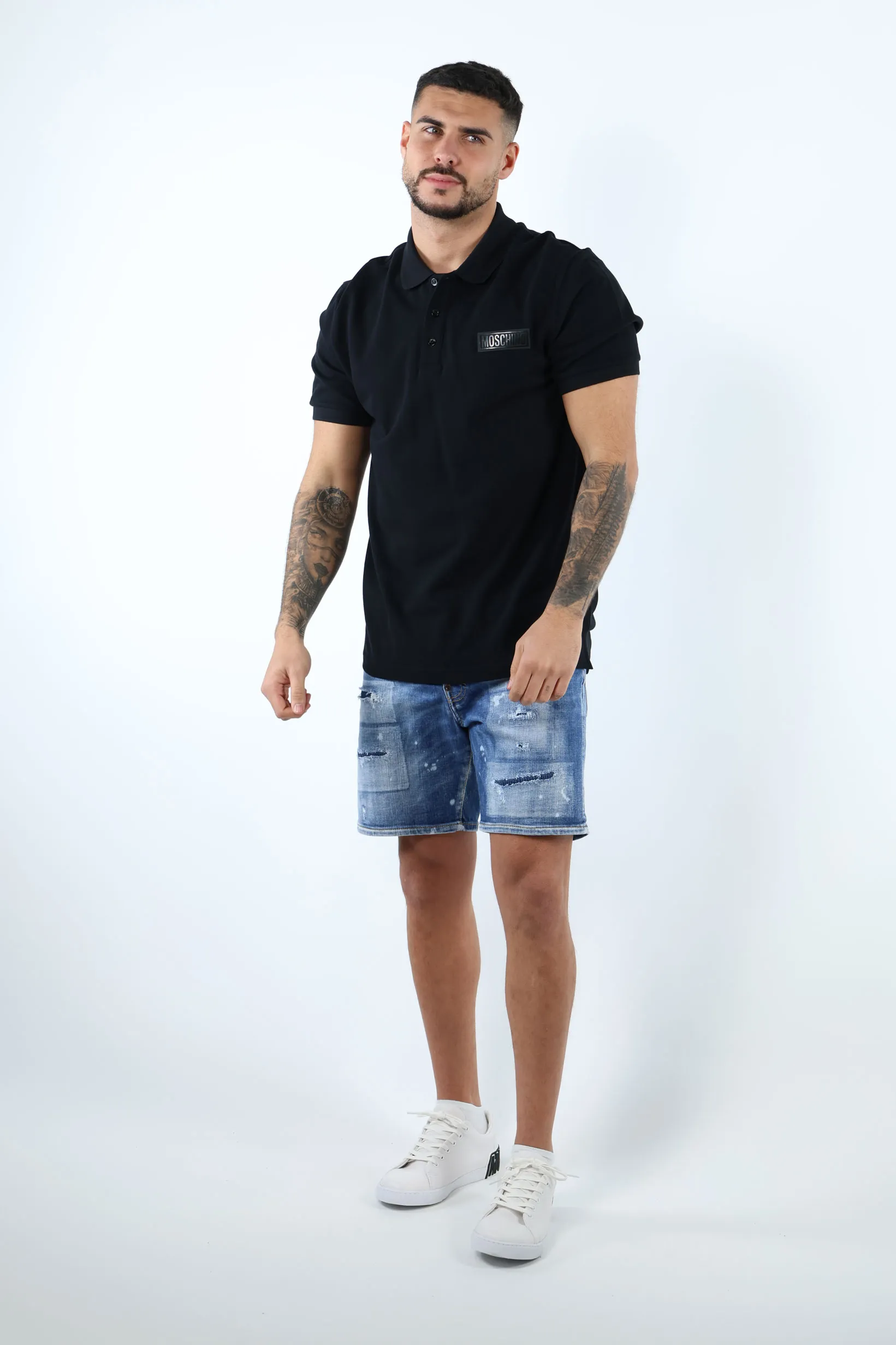 Camiseta negra con minilogo etiqueta blanca