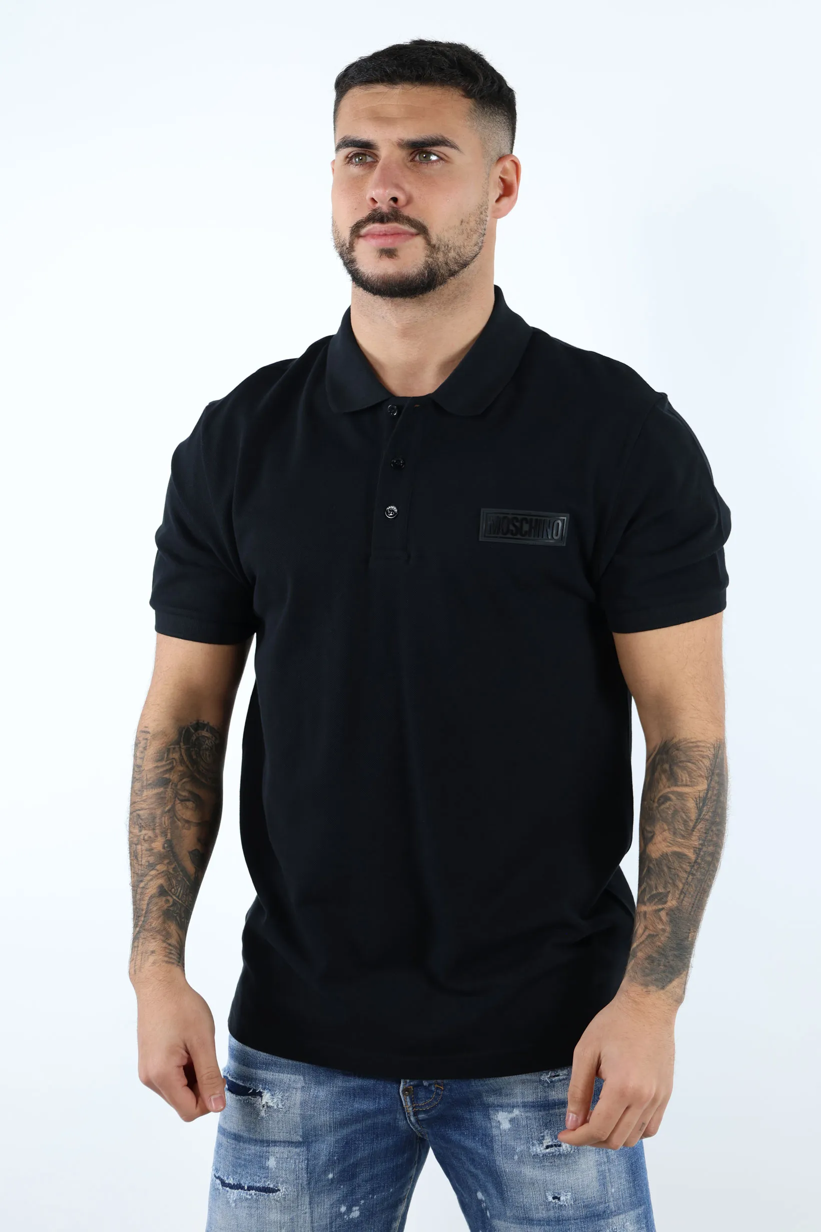 Camiseta negra con minilogo etiqueta blanca