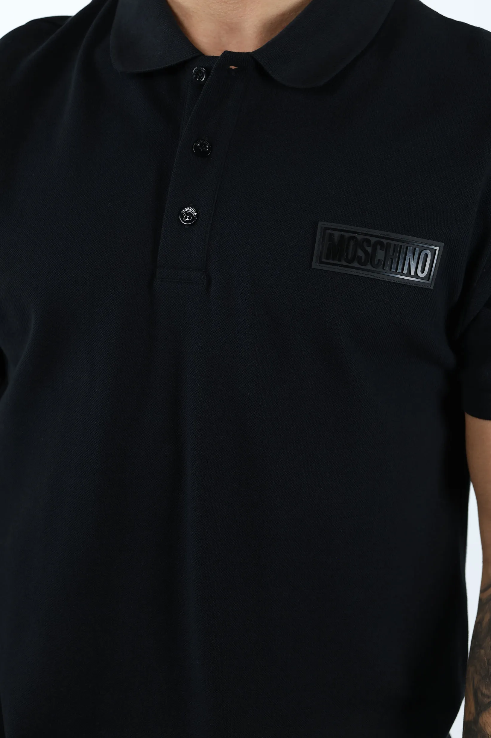 Camiseta negra con minilogo etiqueta blanca