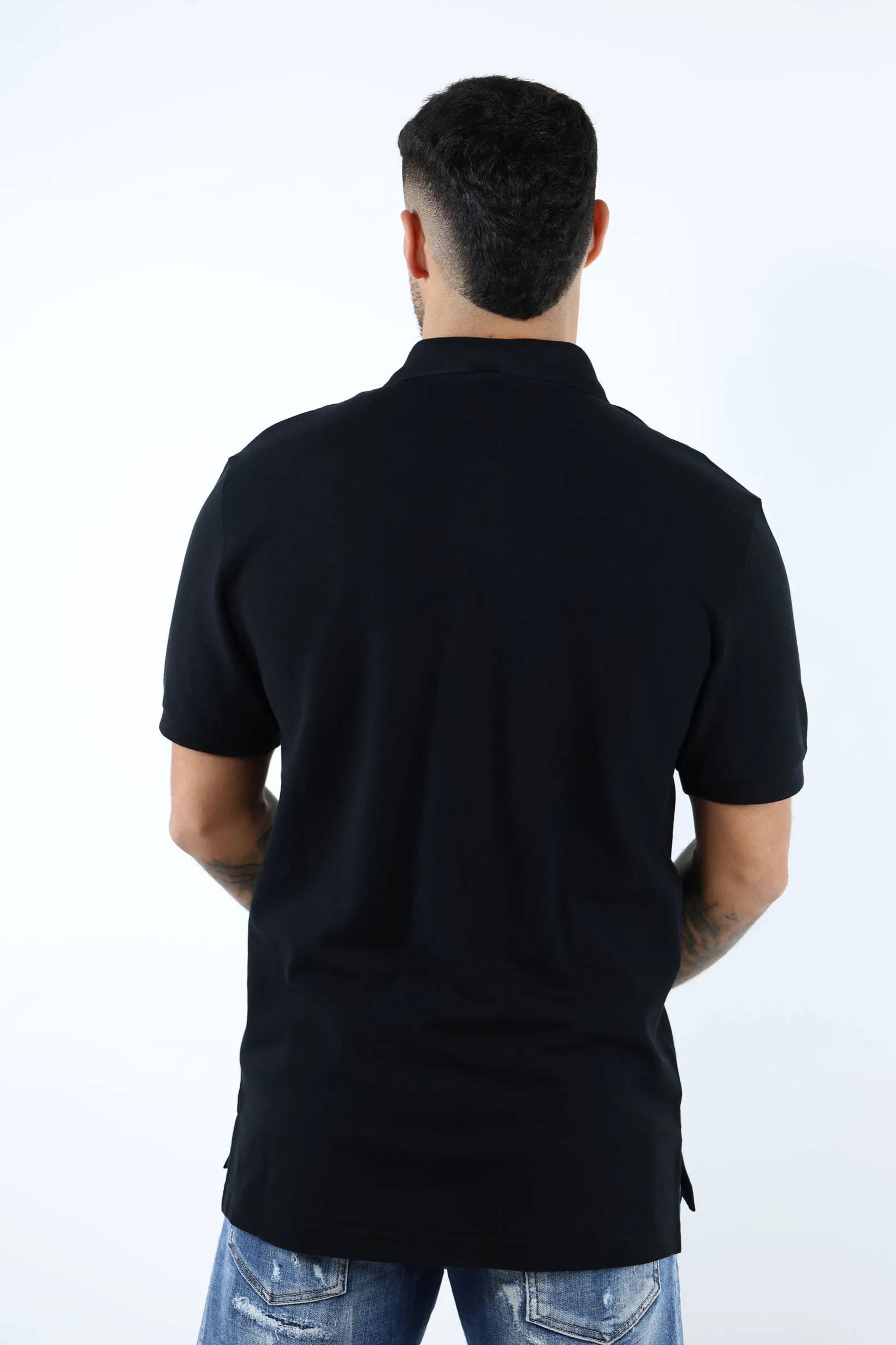 Camiseta negra con minilogo etiqueta blanca
