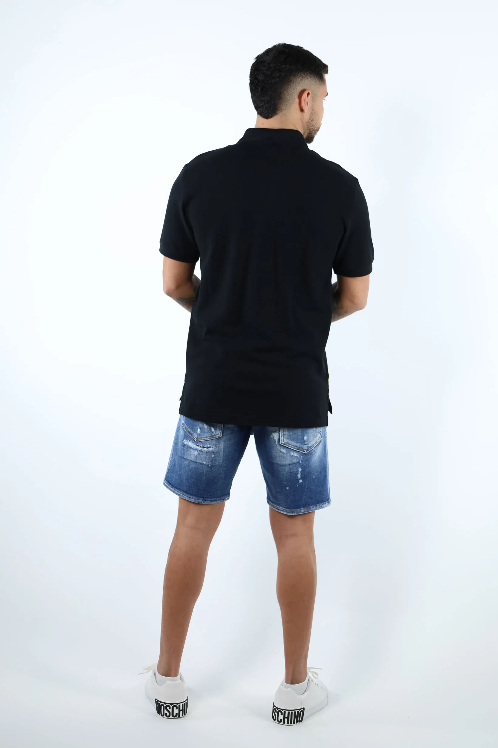 Camiseta negra con minilogo etiqueta blanca