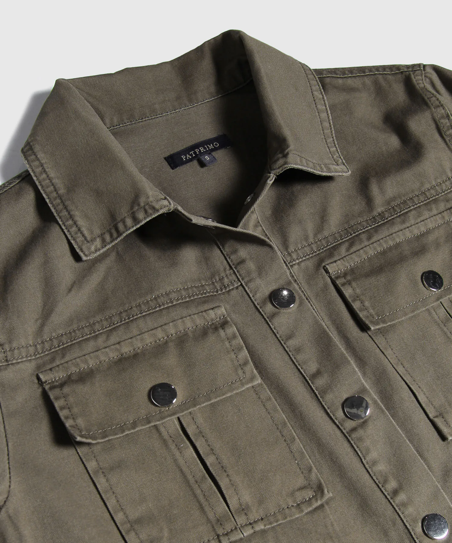 CHAQUETA CHAQUETA CUELLO CAMISERO CON BOLSILLOS DE PARCHE