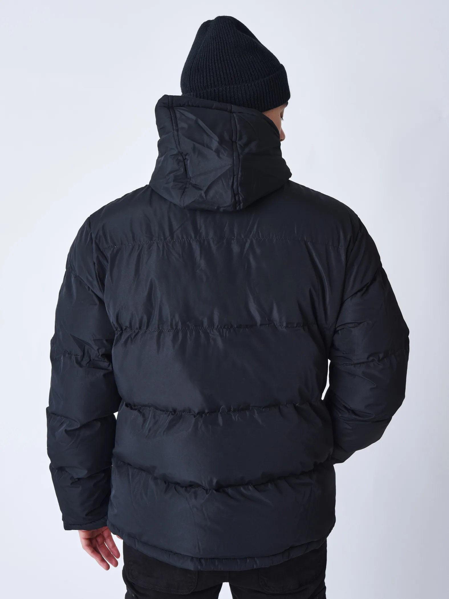 Chaqueta con bolsillos y capucha