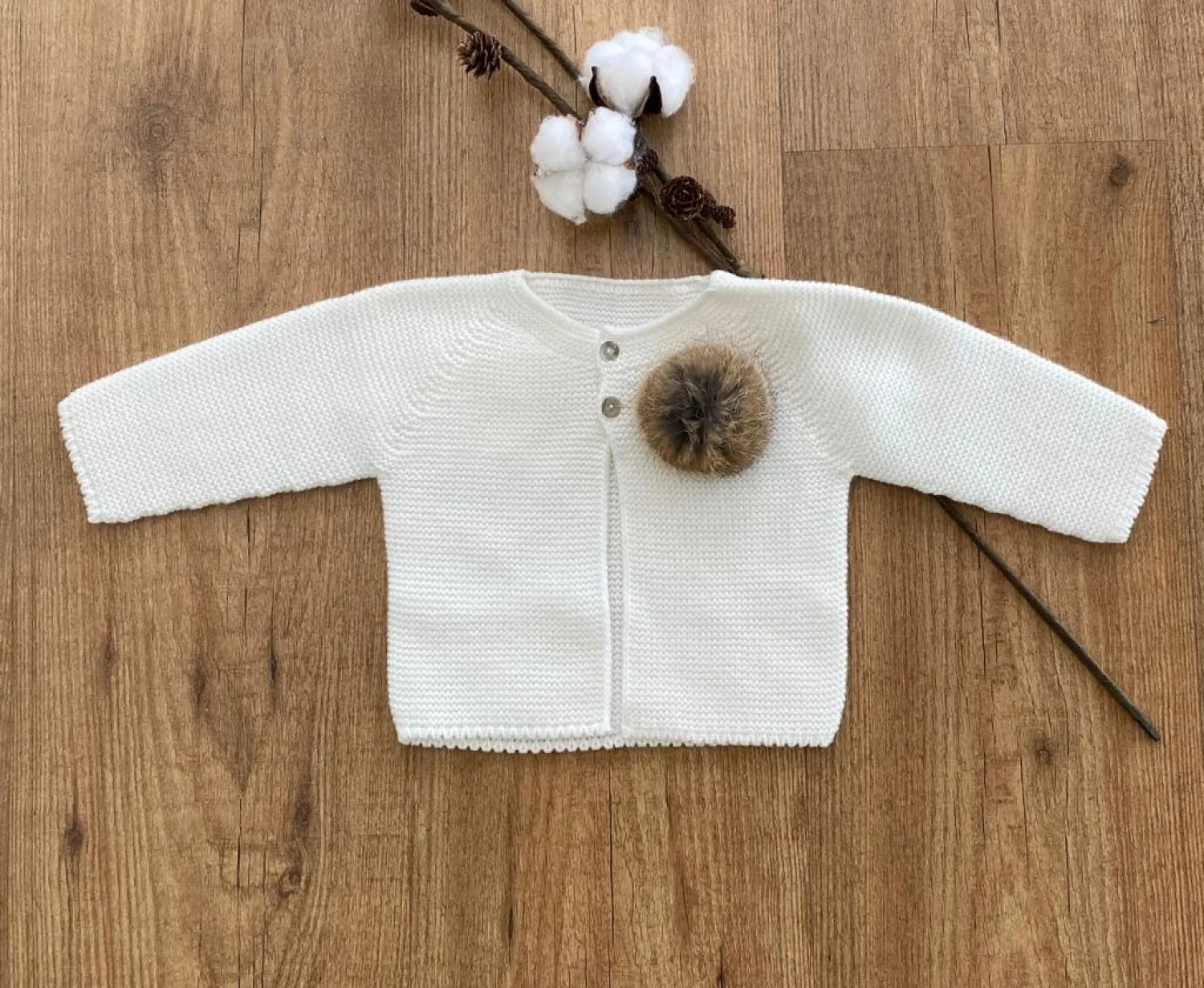 Chaqueta en dos colores. Especial bautizo o vestir, Lleva pompón de pelo natural