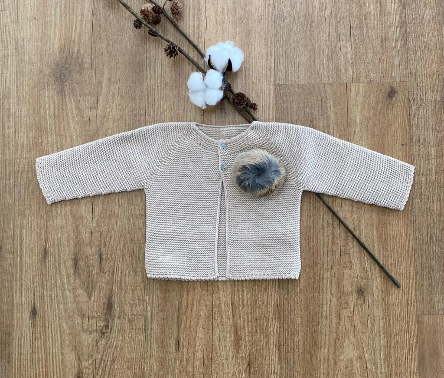 Chaqueta en dos colores. Especial bautizo o vestir, Lleva pompón de pelo natural
