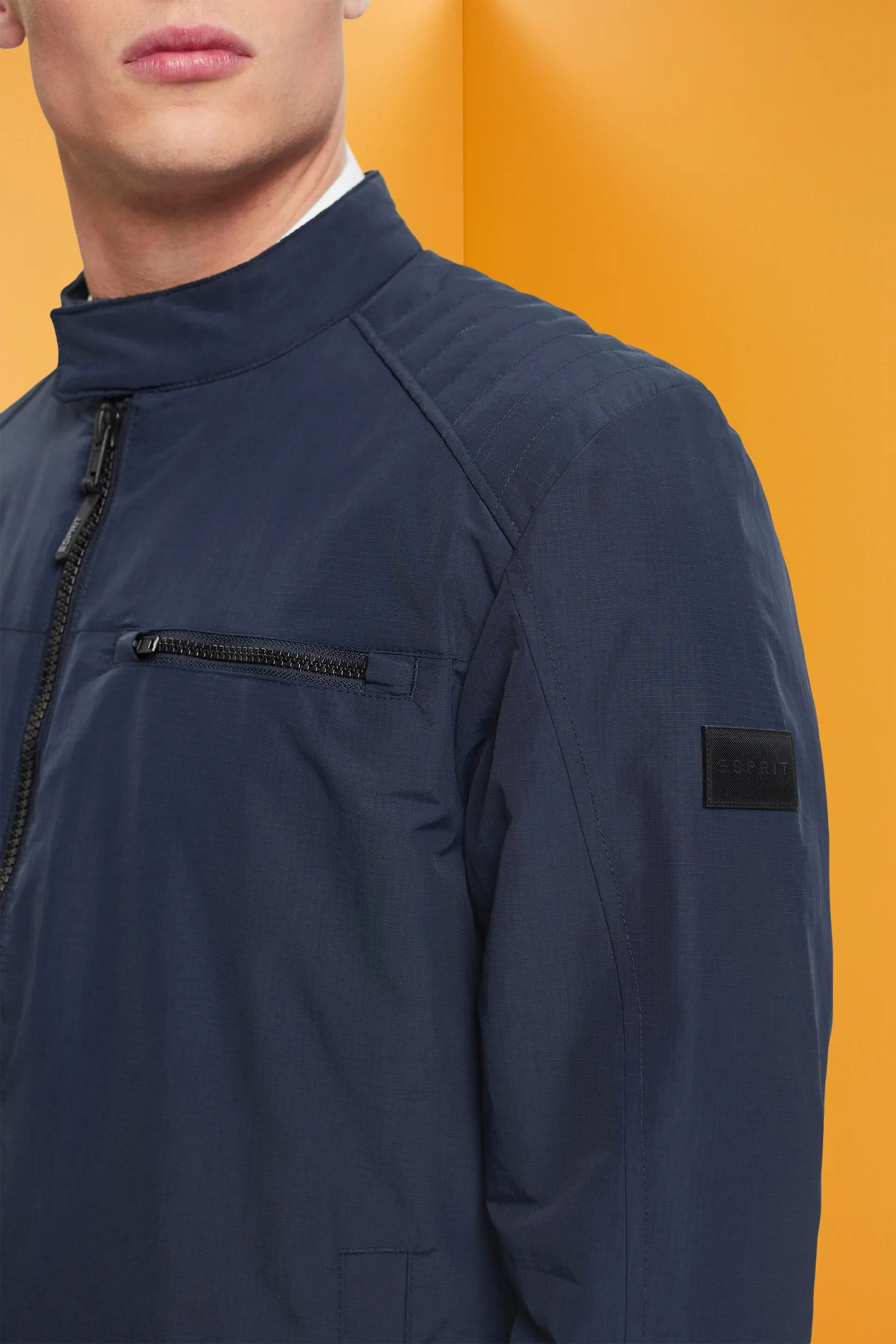 Chaqueta ripstop repelente al agua
