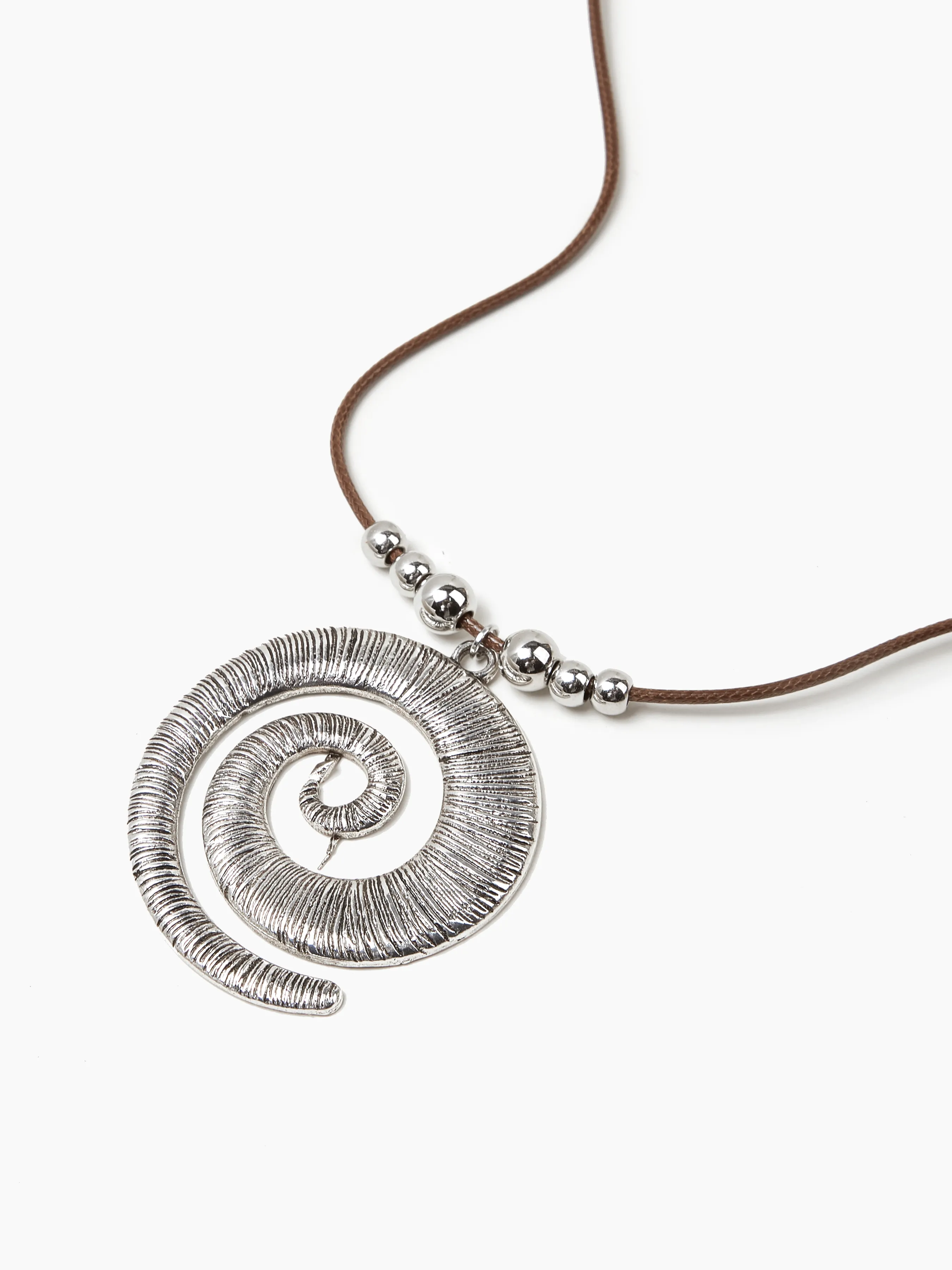 Collar con colgante de espiral