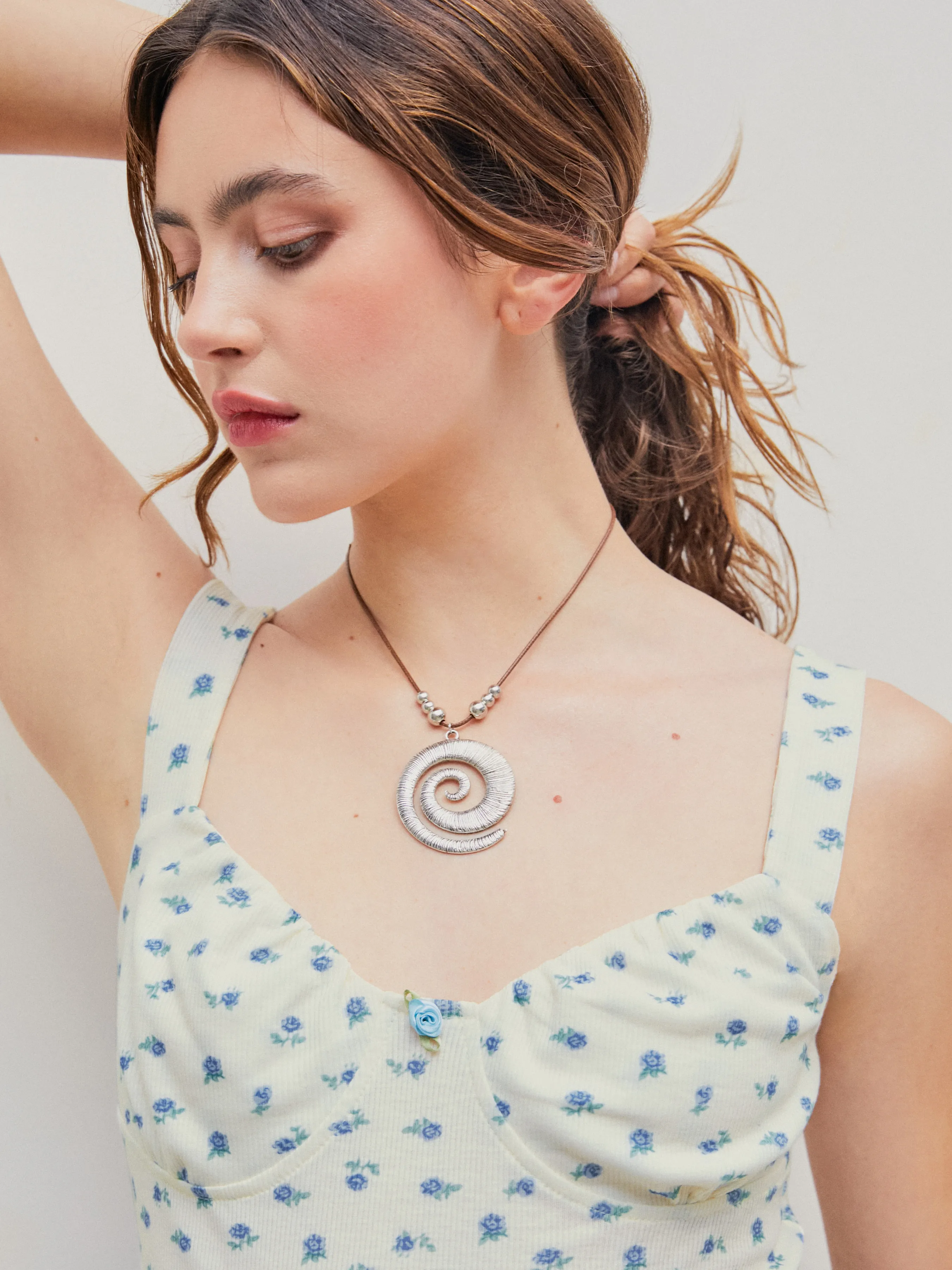 Collar con colgante de espiral