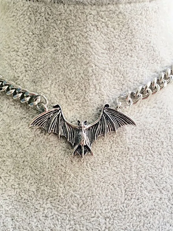 Collar de cadena gruesa con colgante de murciélago