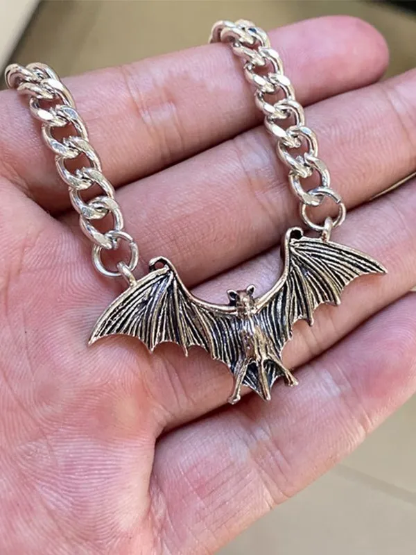 Collar de cadena gruesa con colgante de murciélago