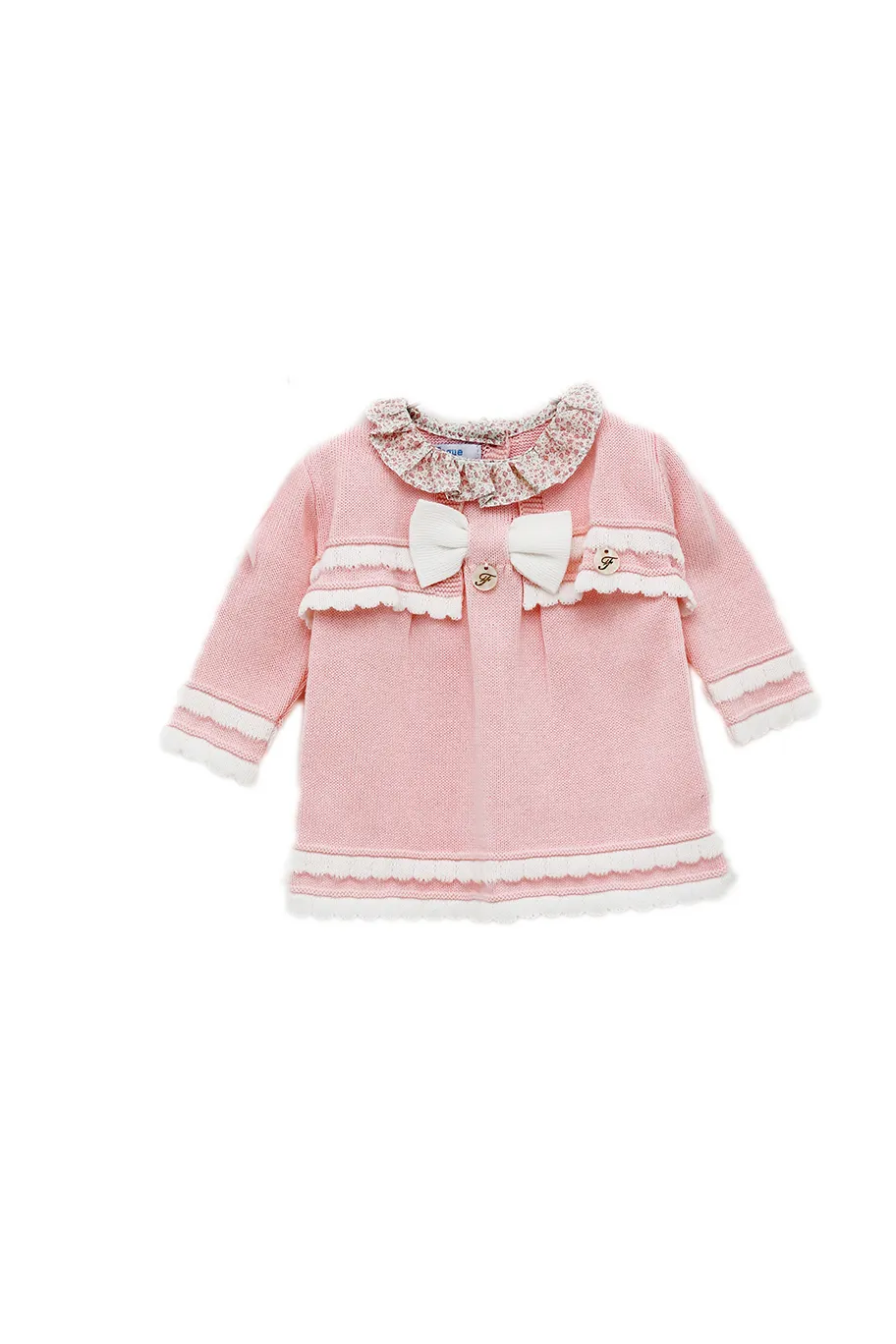 Conjunto de Vestido y chaqueta color rosa con blanco.