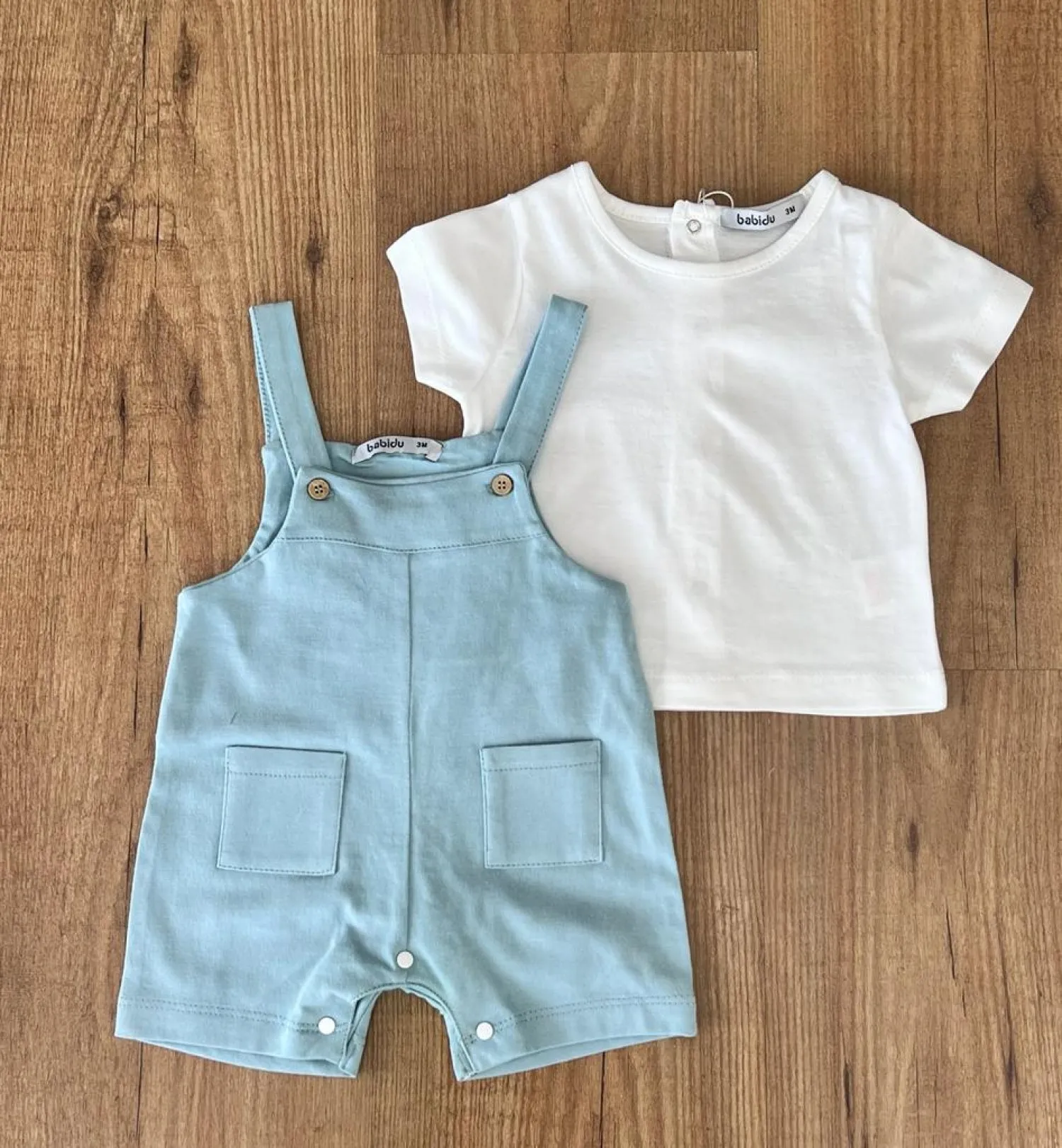 Conjunto para niño. Peto y camiseta. Dos colores