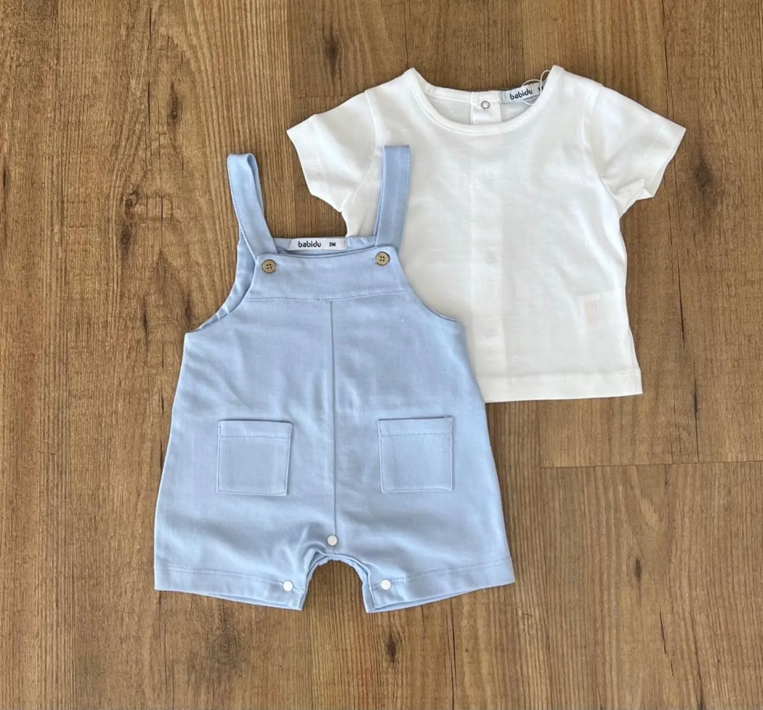 Conjunto para niño. Peto y camiseta. Dos colores