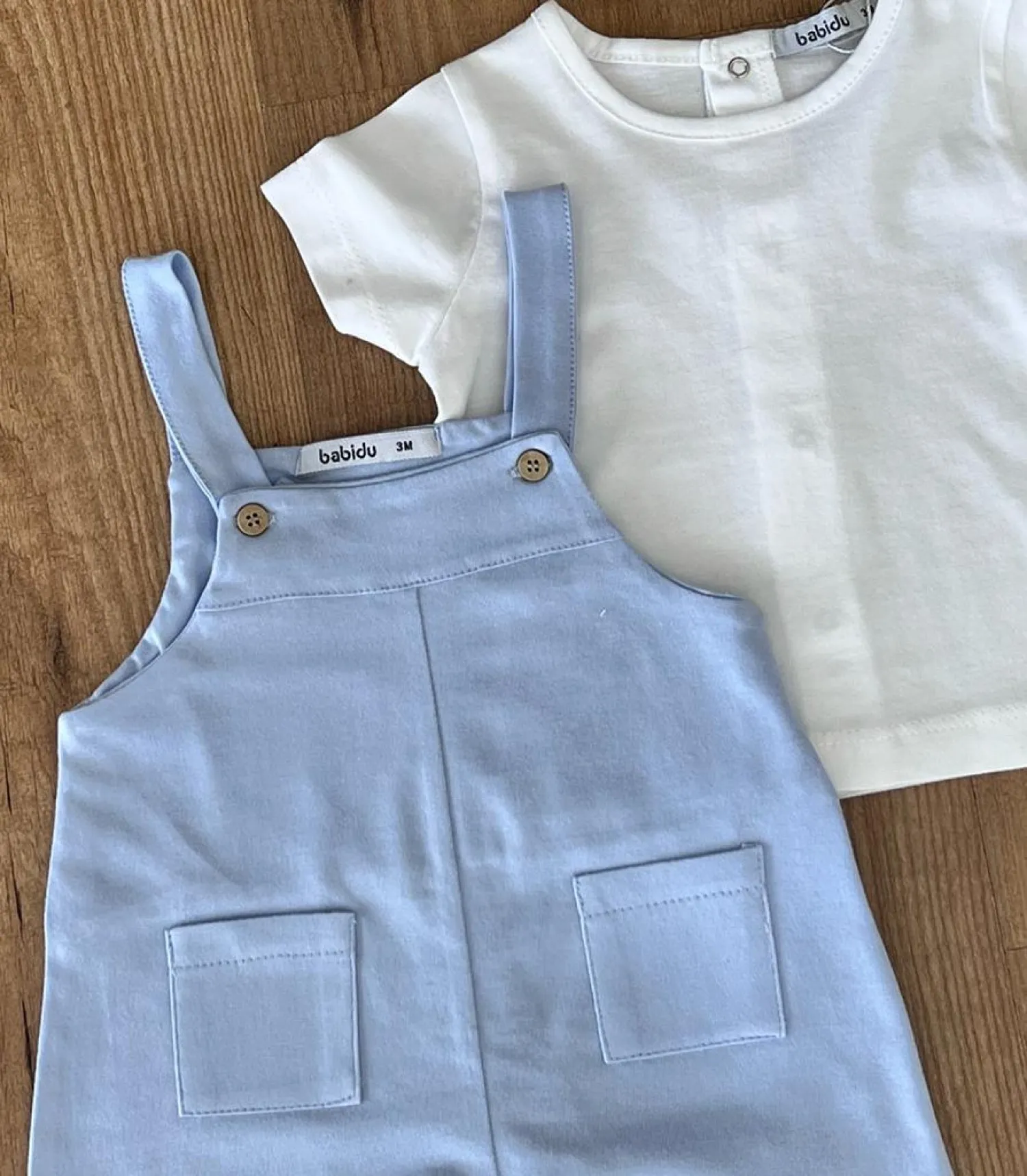 Conjunto para niño. Peto y camiseta. Dos colores