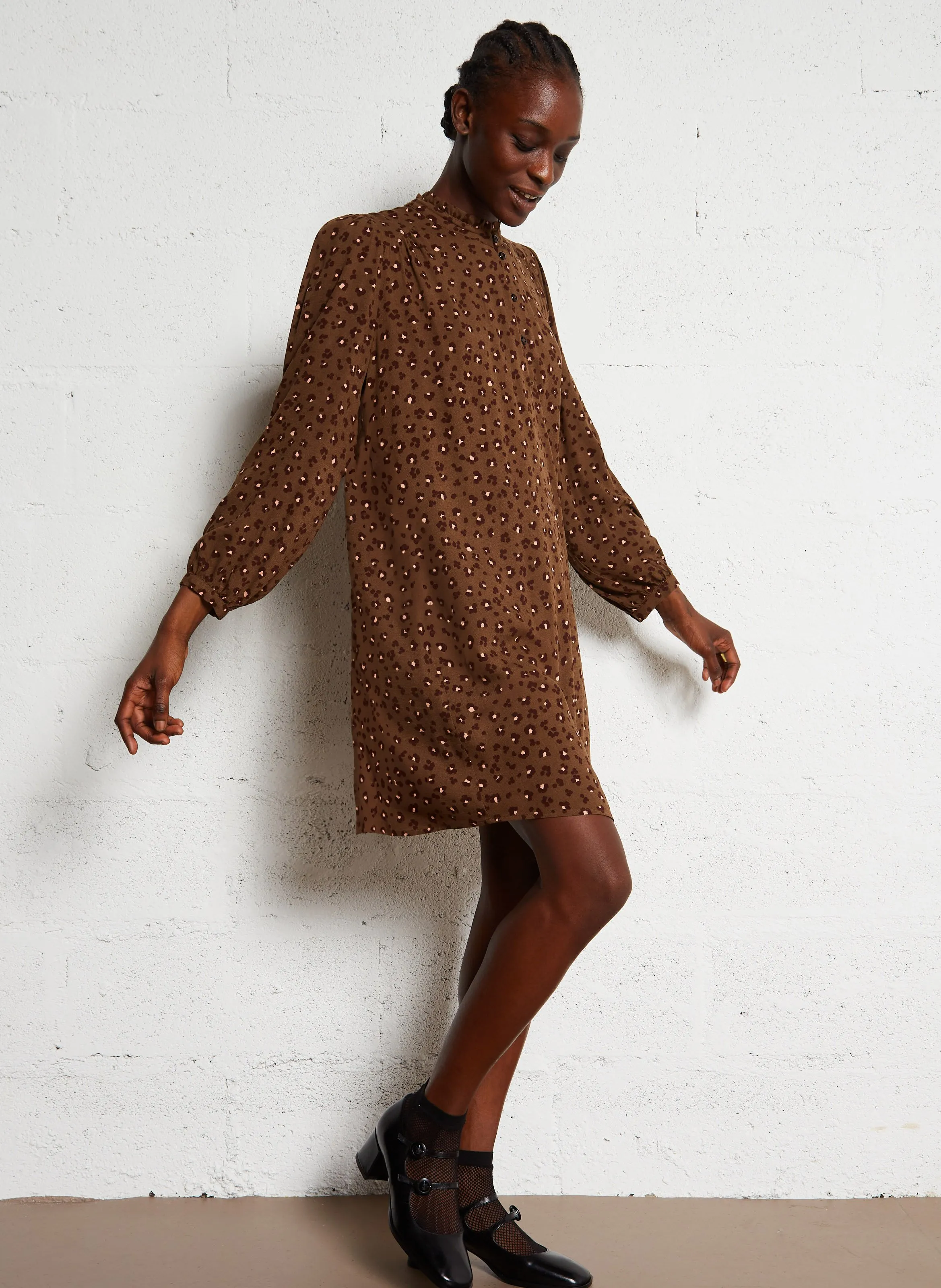 DES PETITS HAUTS SOLENE  ROBE COURTE COL ROND IMPRIMéE EN CAQUI
