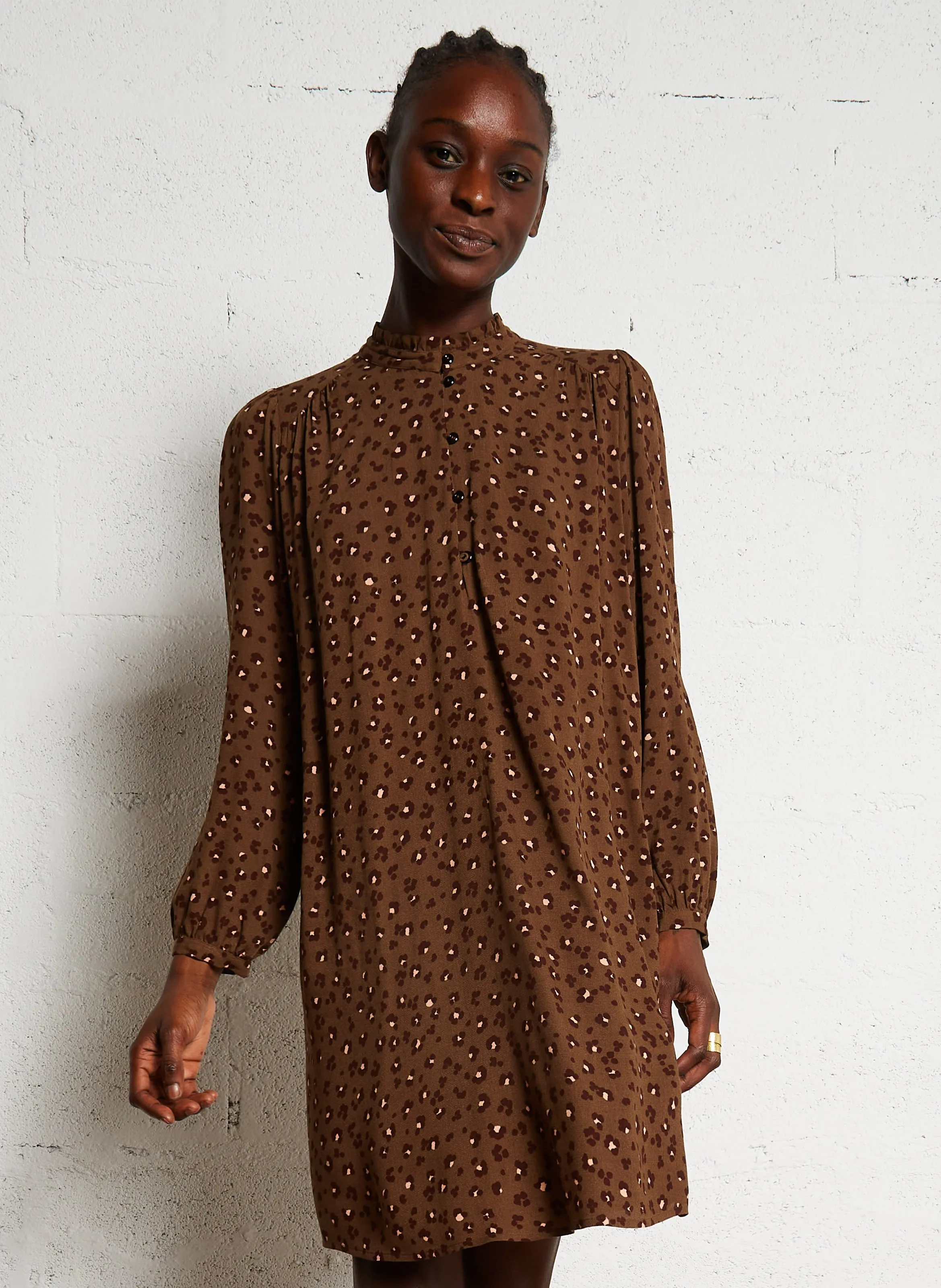 DES PETITS HAUTS SOLENE  ROBE COURTE COL ROND IMPRIMéE EN CAQUI