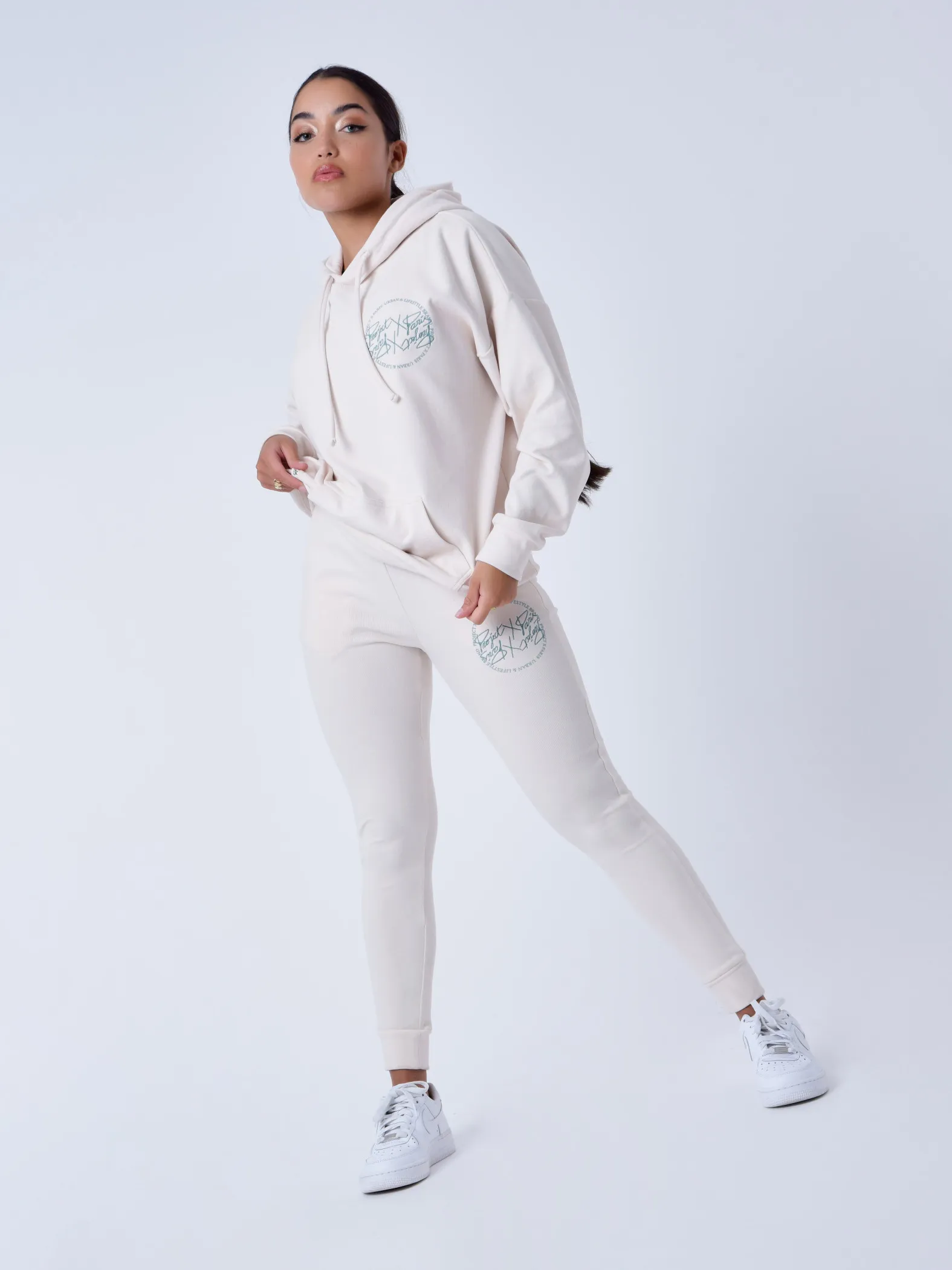 Elggings con logotipo en contraste