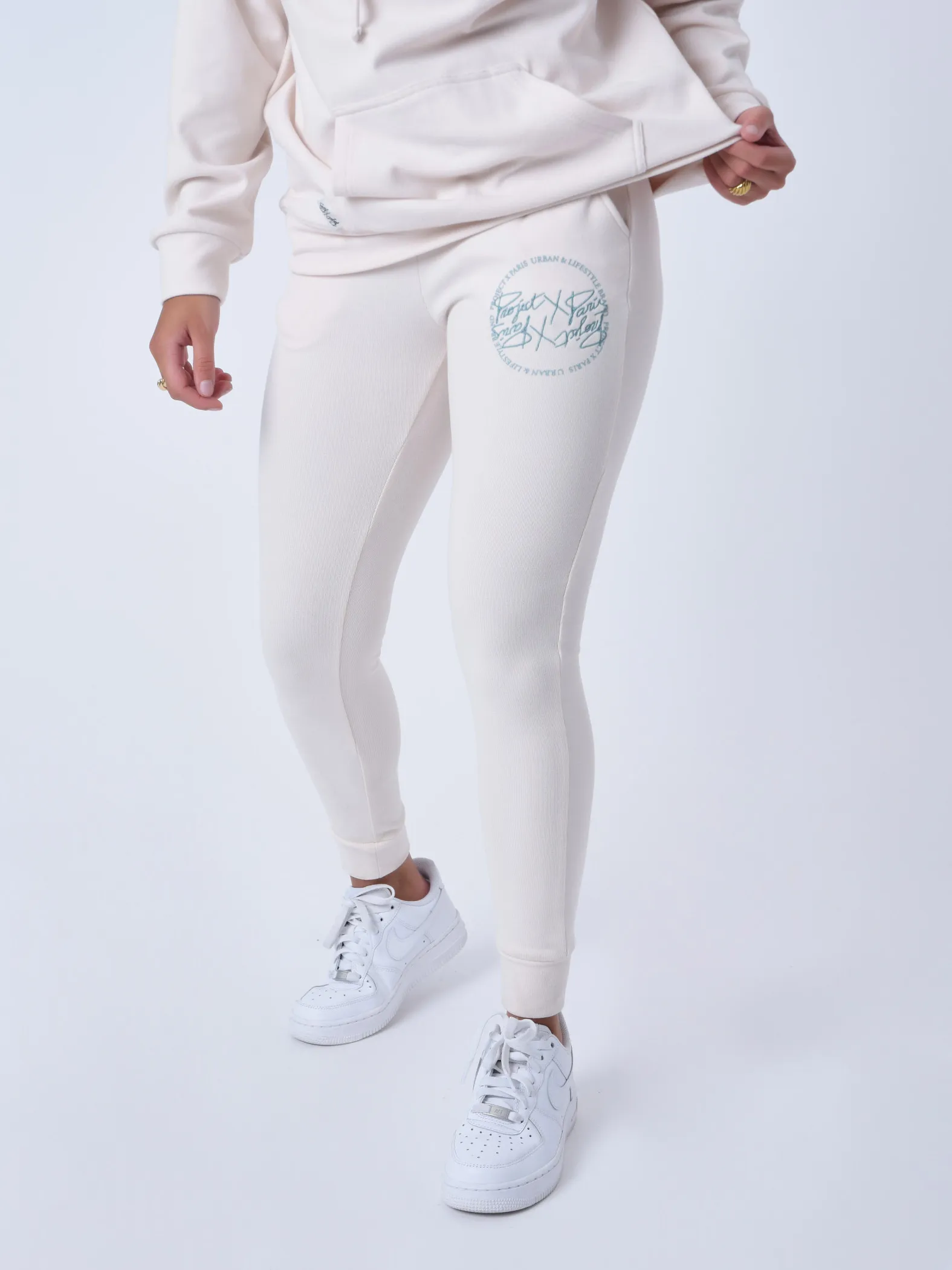 Elggings con logotipo en contraste