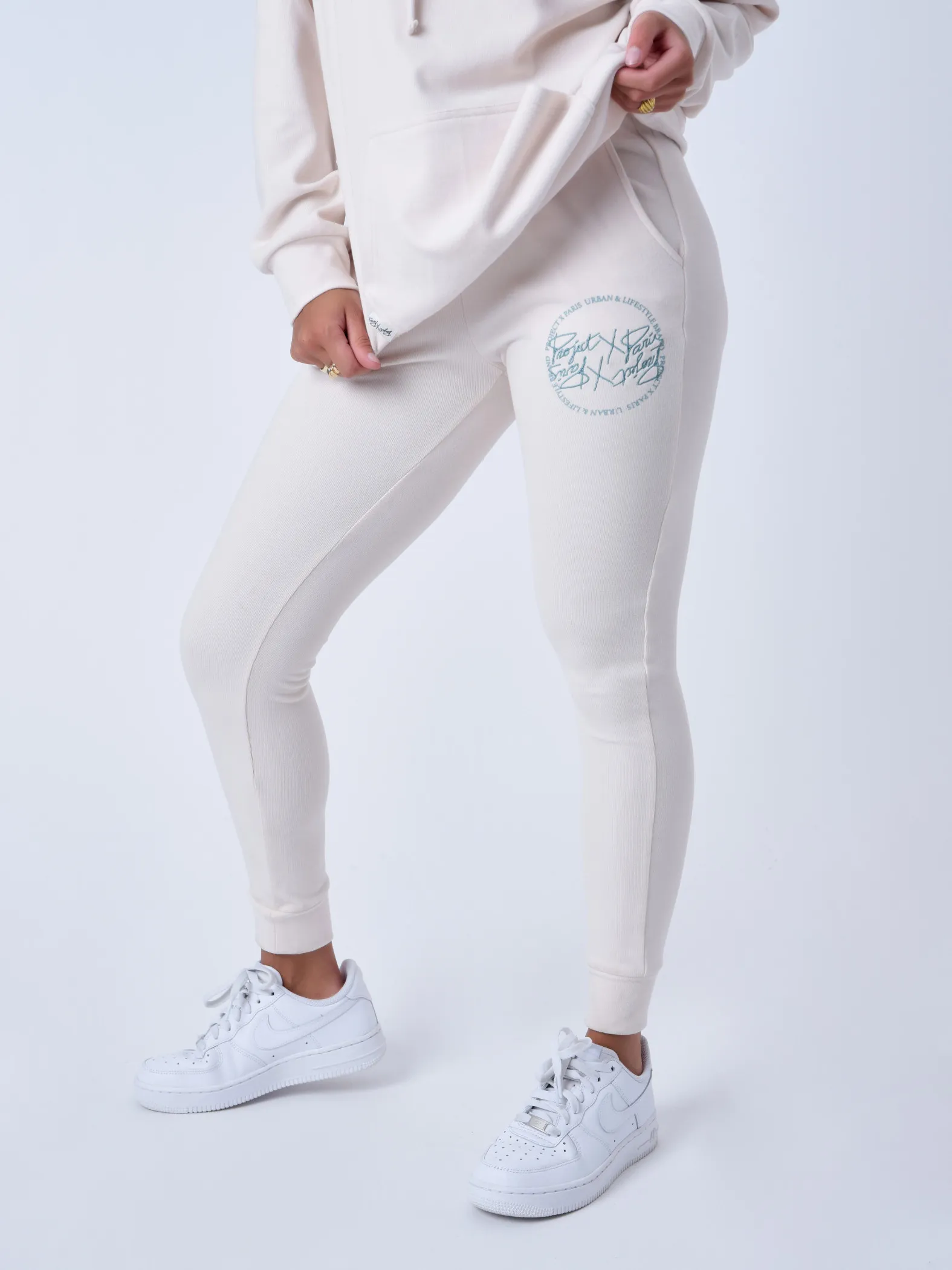 Elggings con logotipo en contraste