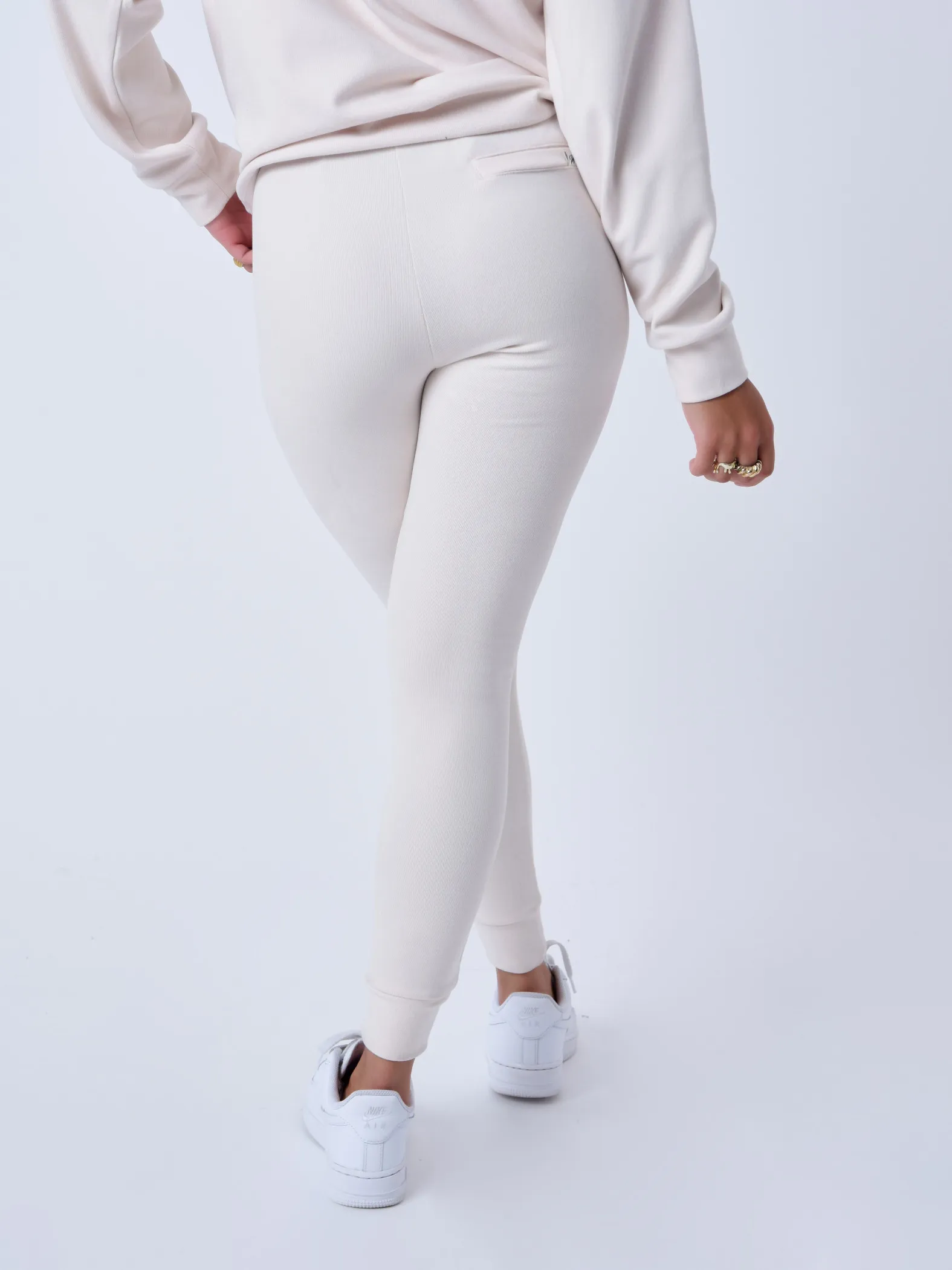 Elggings con logotipo en contraste