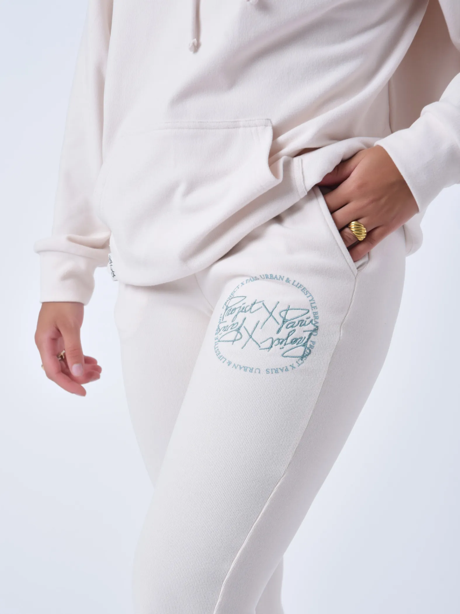 Elggings con logotipo en contraste