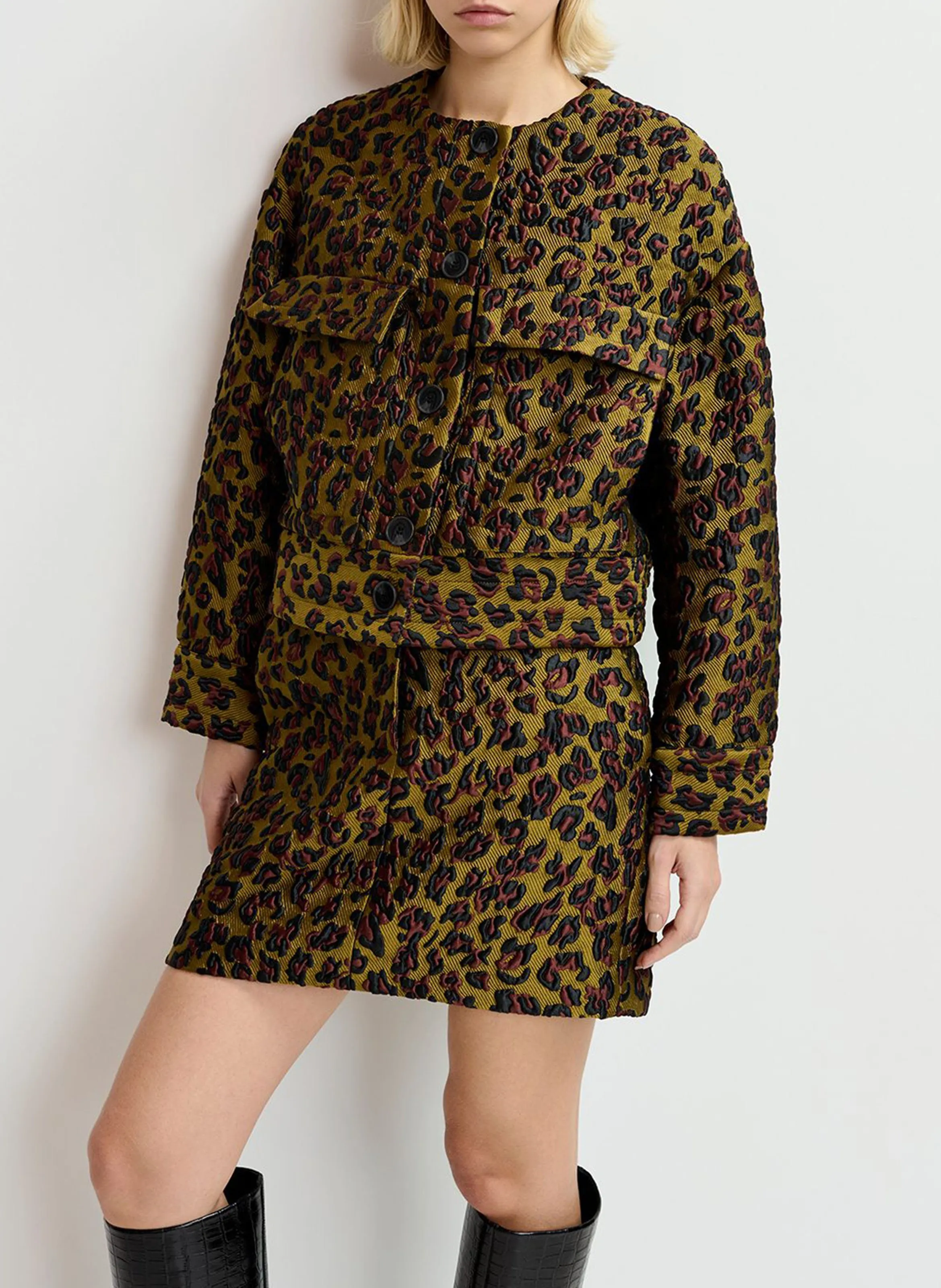 ESSENTIEL ANTWERP GALLANT2  CHAQUETA DE CUELLO CLáSICO AMPLIO EN JACQUARD ESTAMPADO EN VERDE