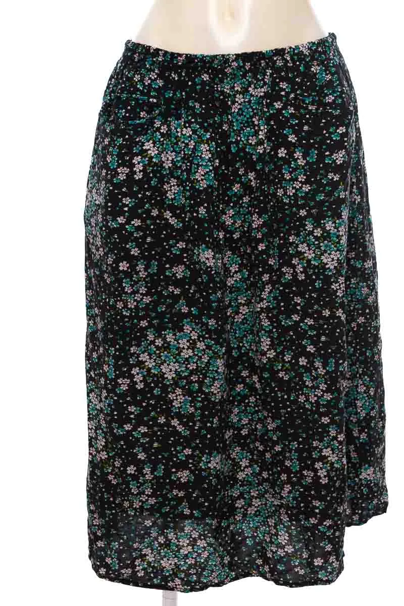 FALDA COLOR NEGRO  CLOSEANDO