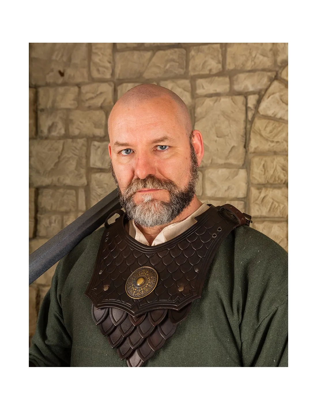 Gorjal medieval escamas decorado modelo Hektor, cuero marrón