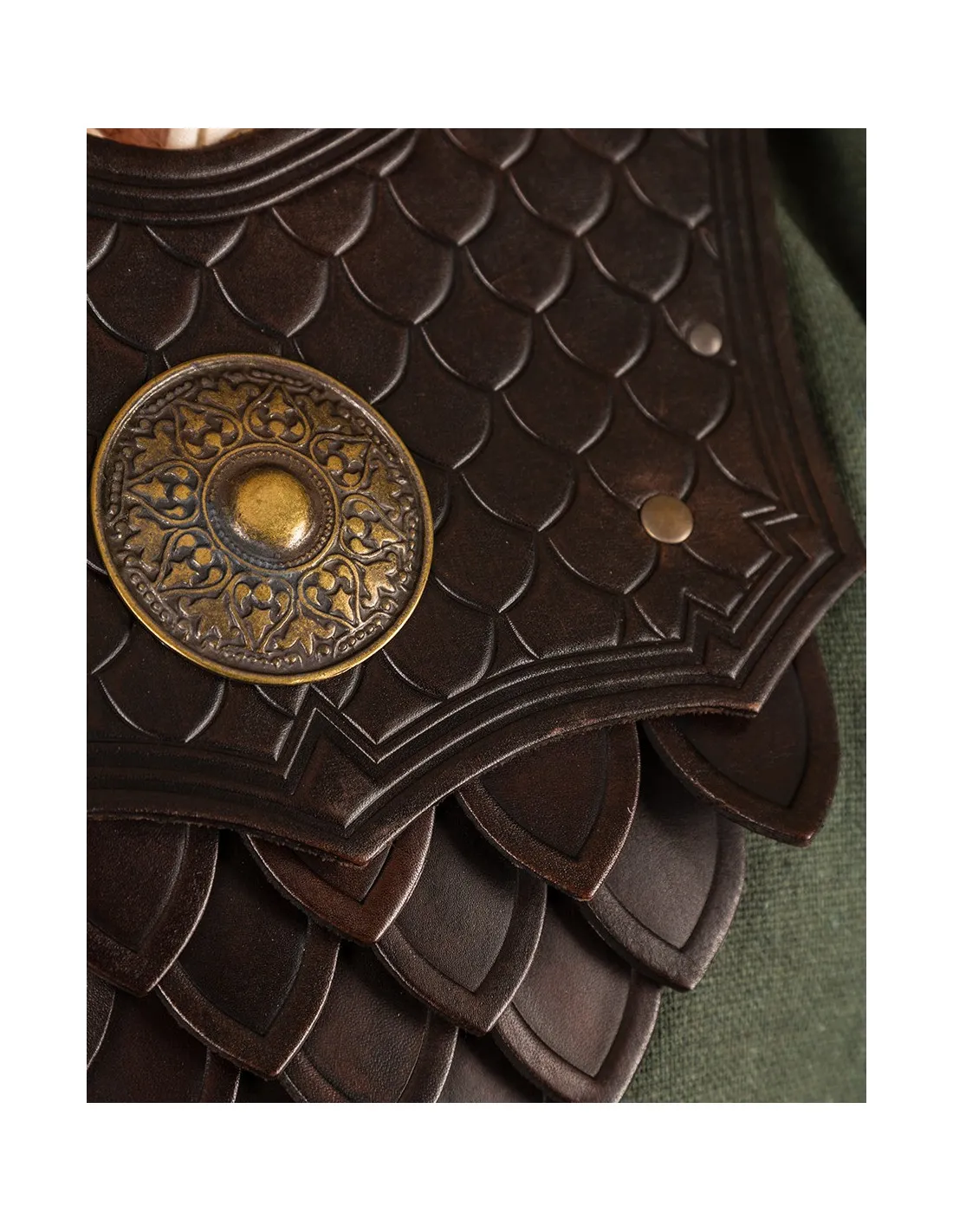Gorjal medieval escamas decorado modelo Hektor, cuero marrón