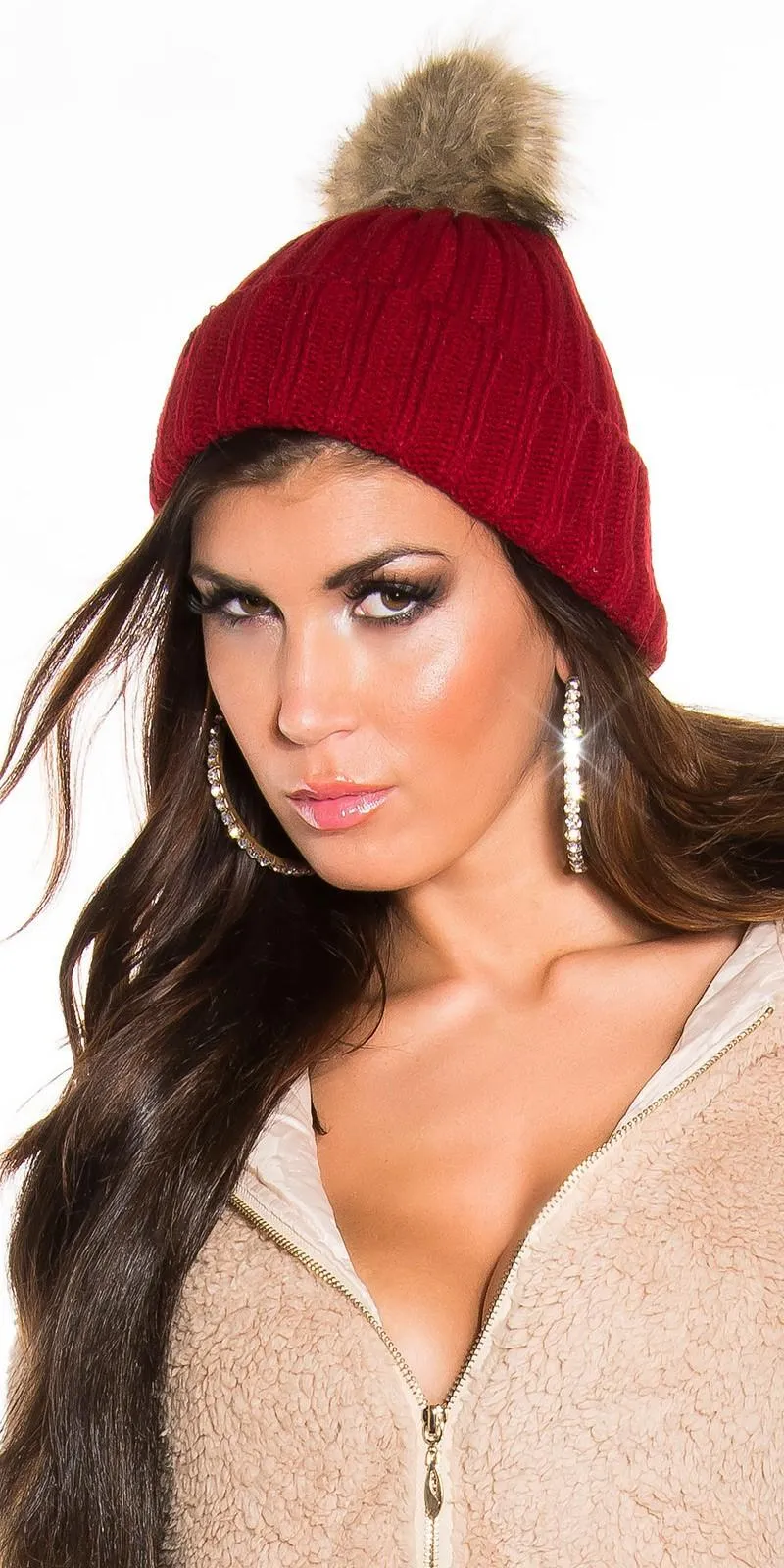 Gorro con pompom de piel burdeos