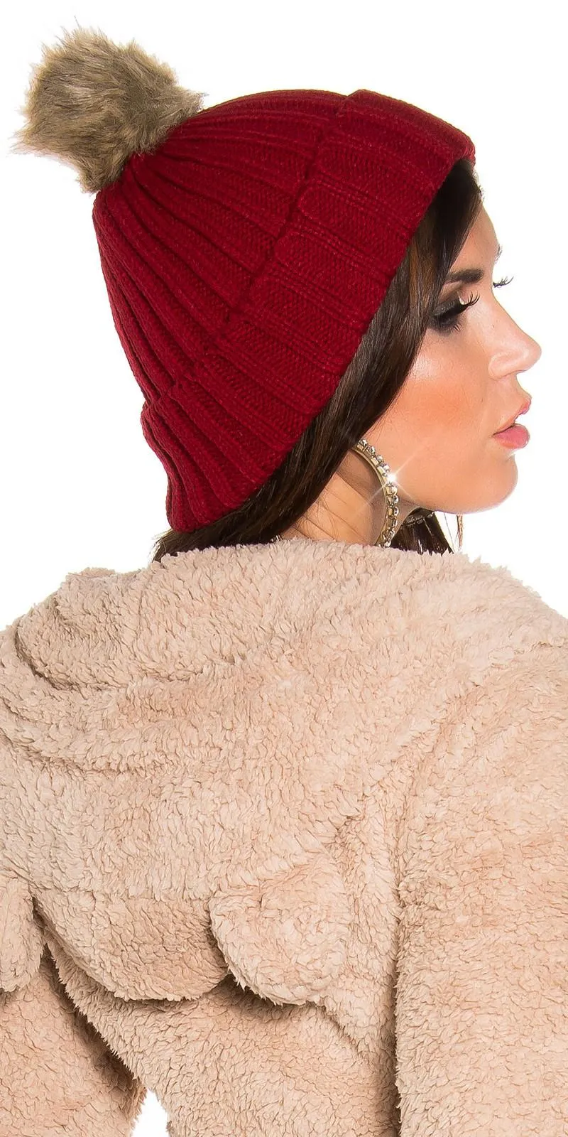 Gorro con pompom de piel burdeos