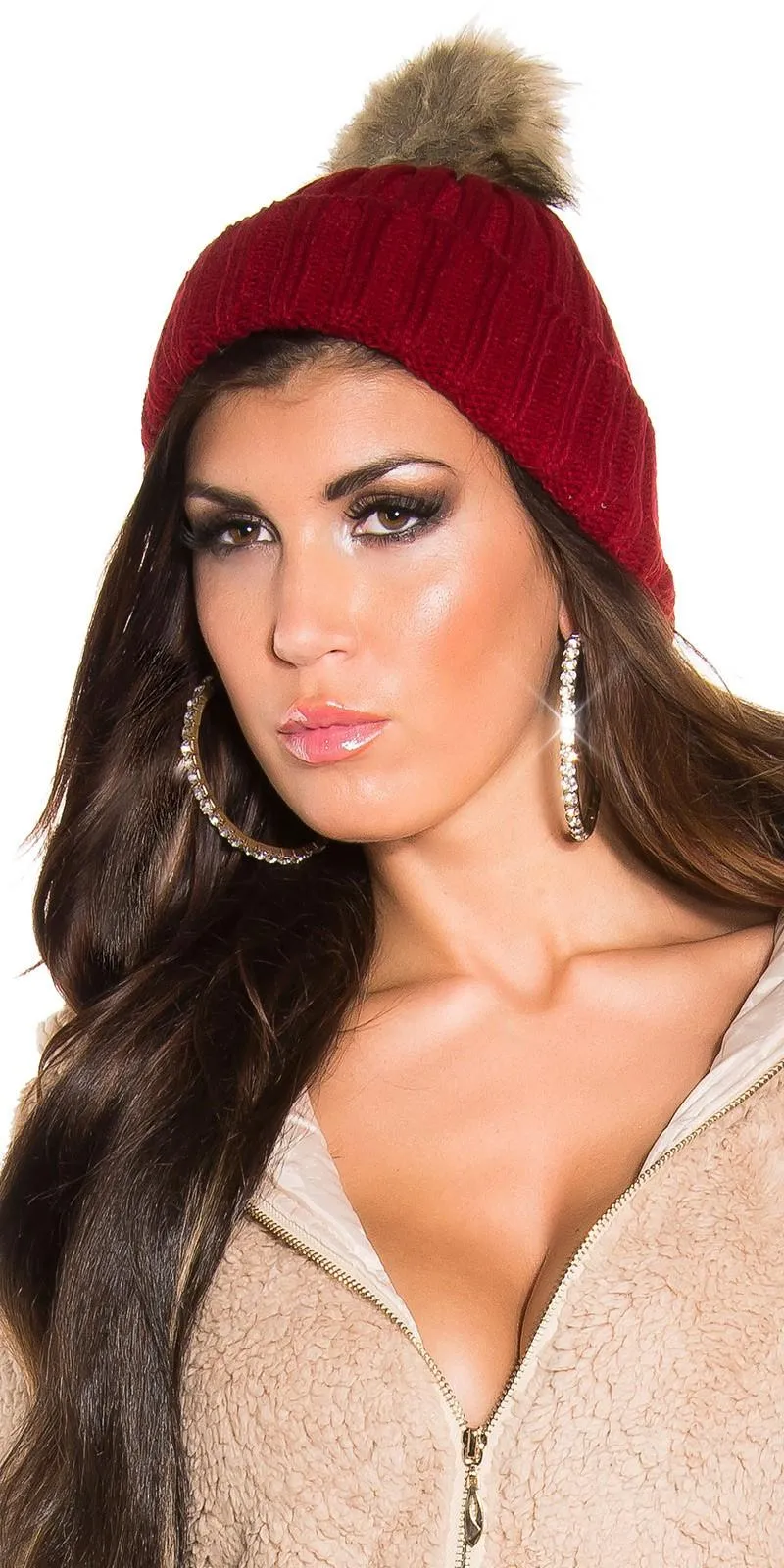 Gorro con pompom de piel burdeos