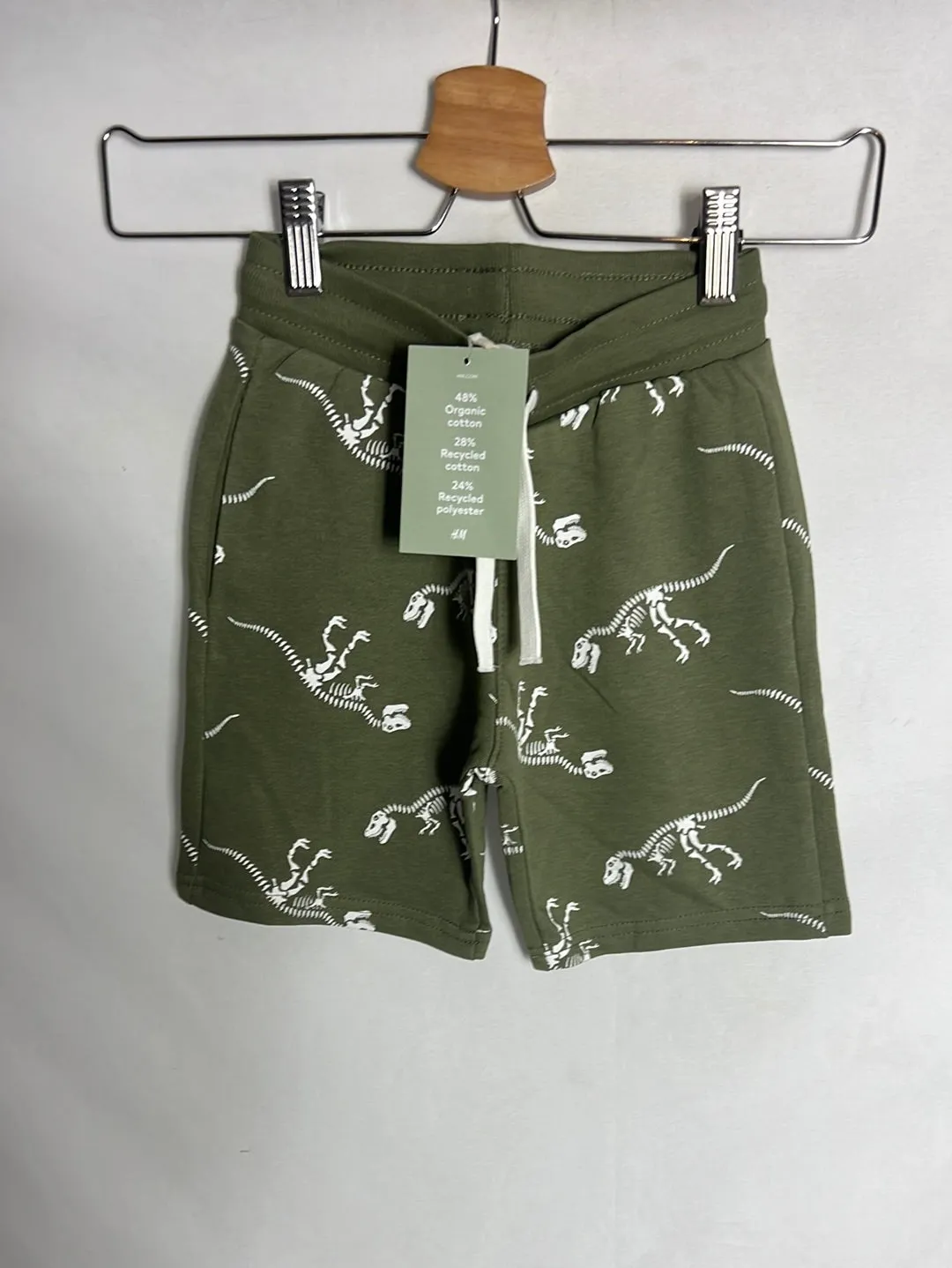 H&M. BERMUDAS VERDES DINOSAURIOS. T 56 AñOS