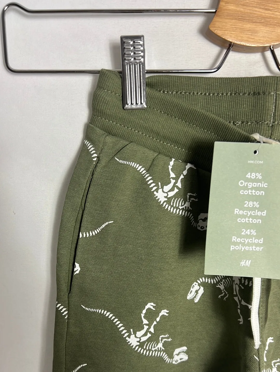 H&M. BERMUDAS VERDES DINOSAURIOS. T 56 AñOS