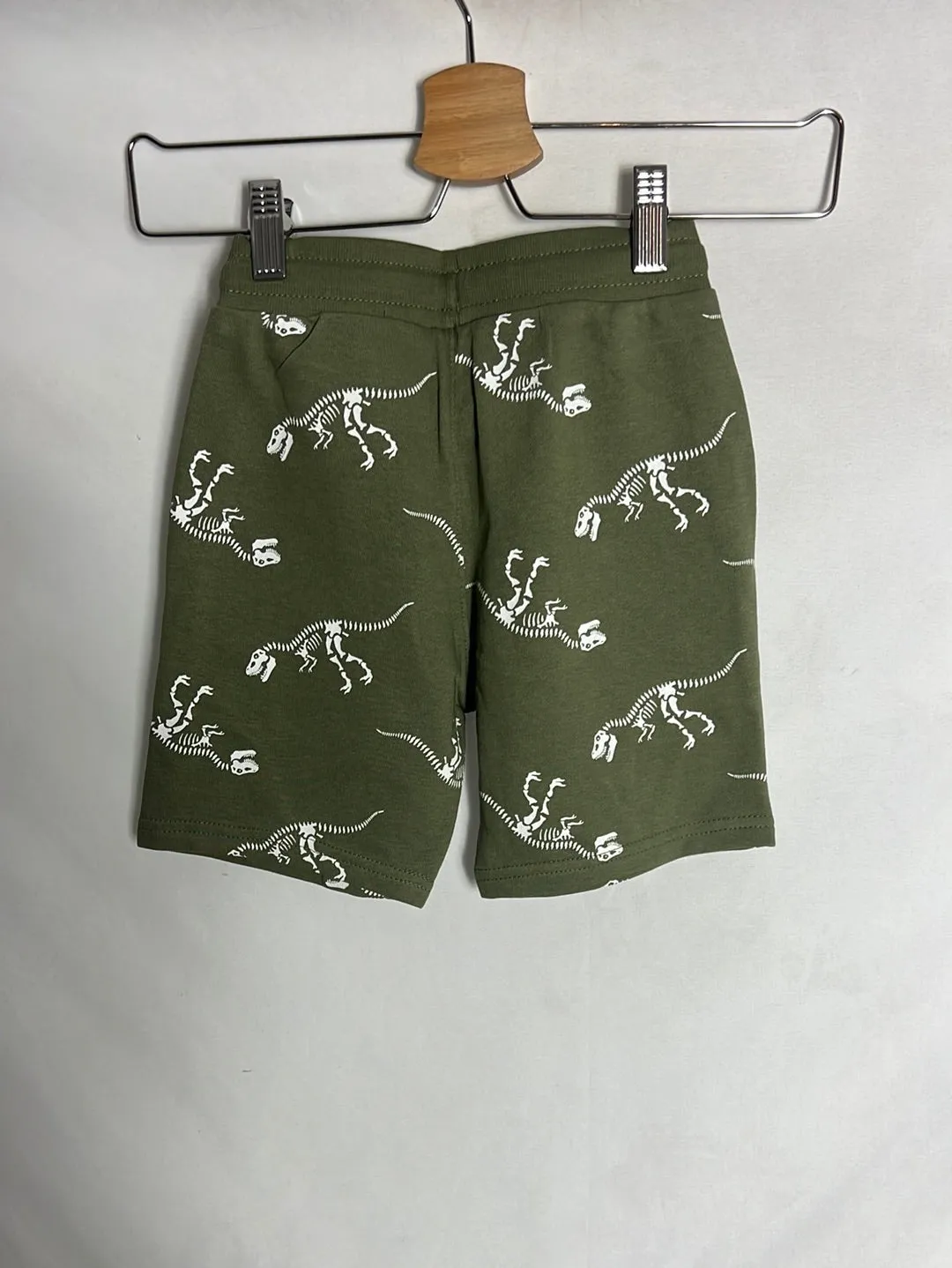 H&M. BERMUDAS VERDES DINOSAURIOS. T 56 AñOS