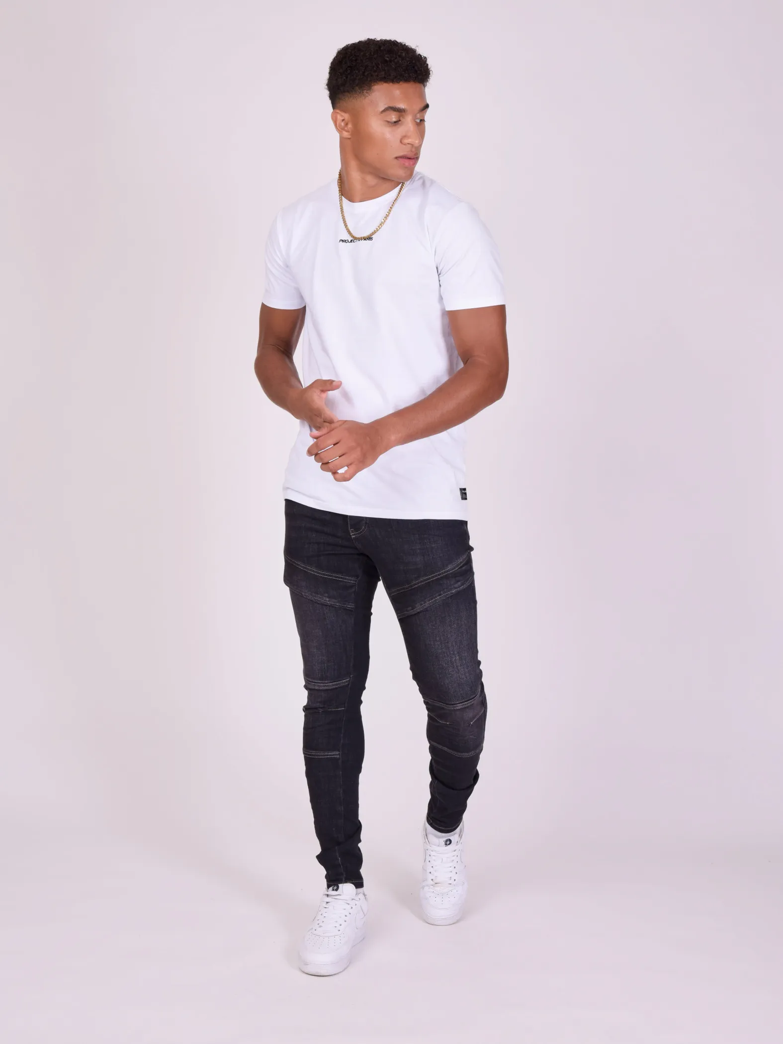 Jeans pitillo con costuras visibles