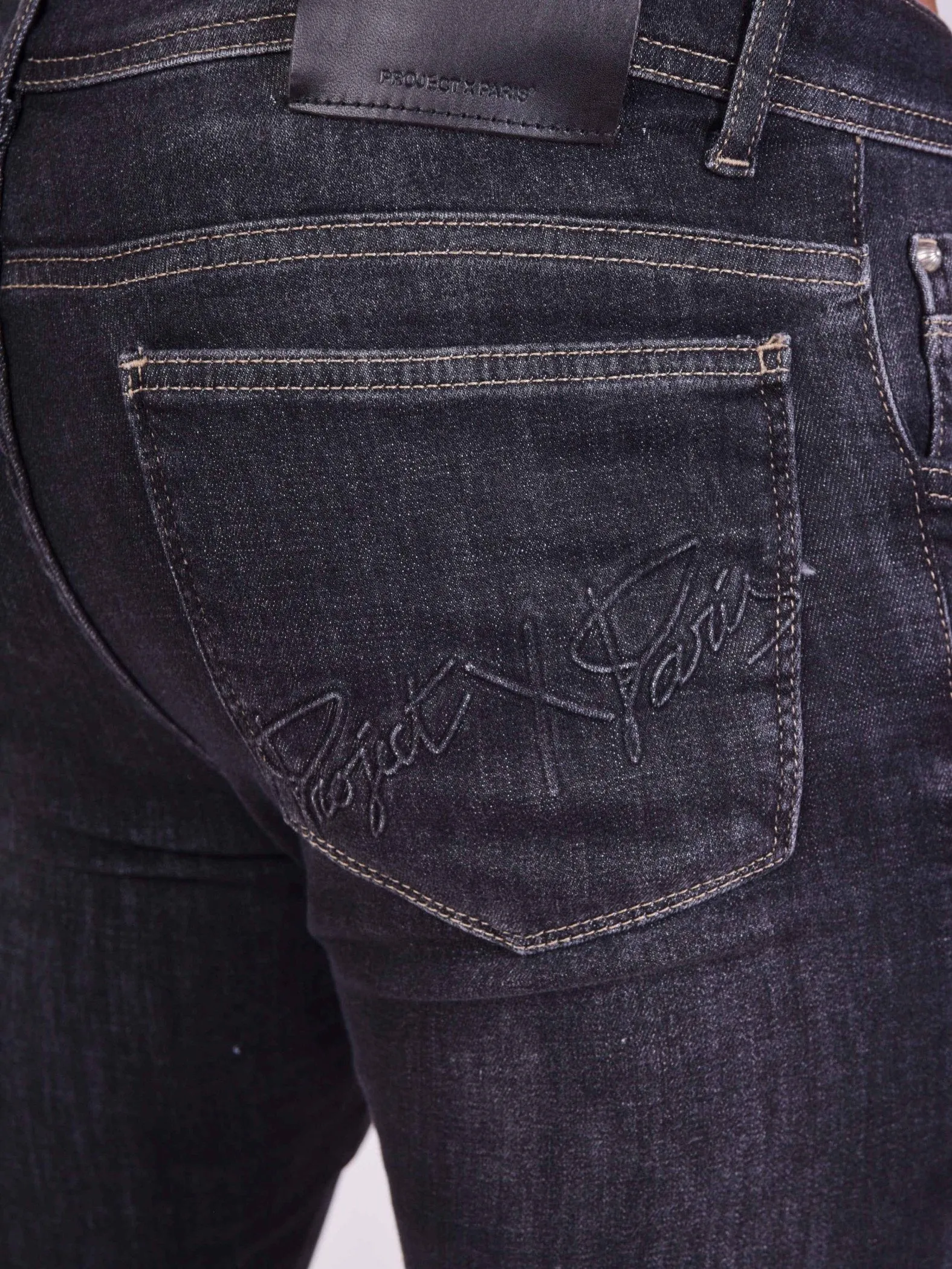 Jeans pitillo con costuras visibles
