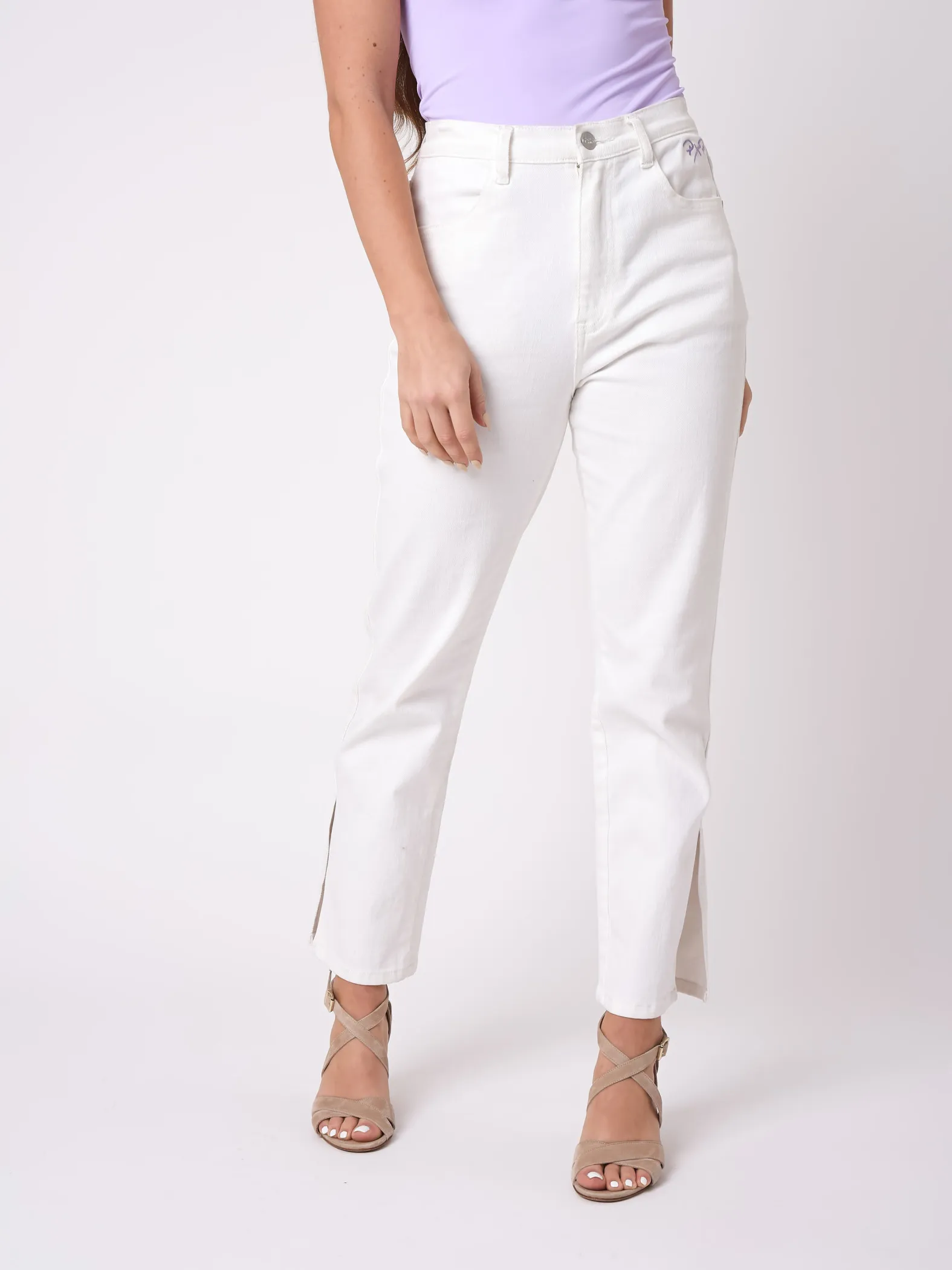 Jeans rectos acampanados con abertura